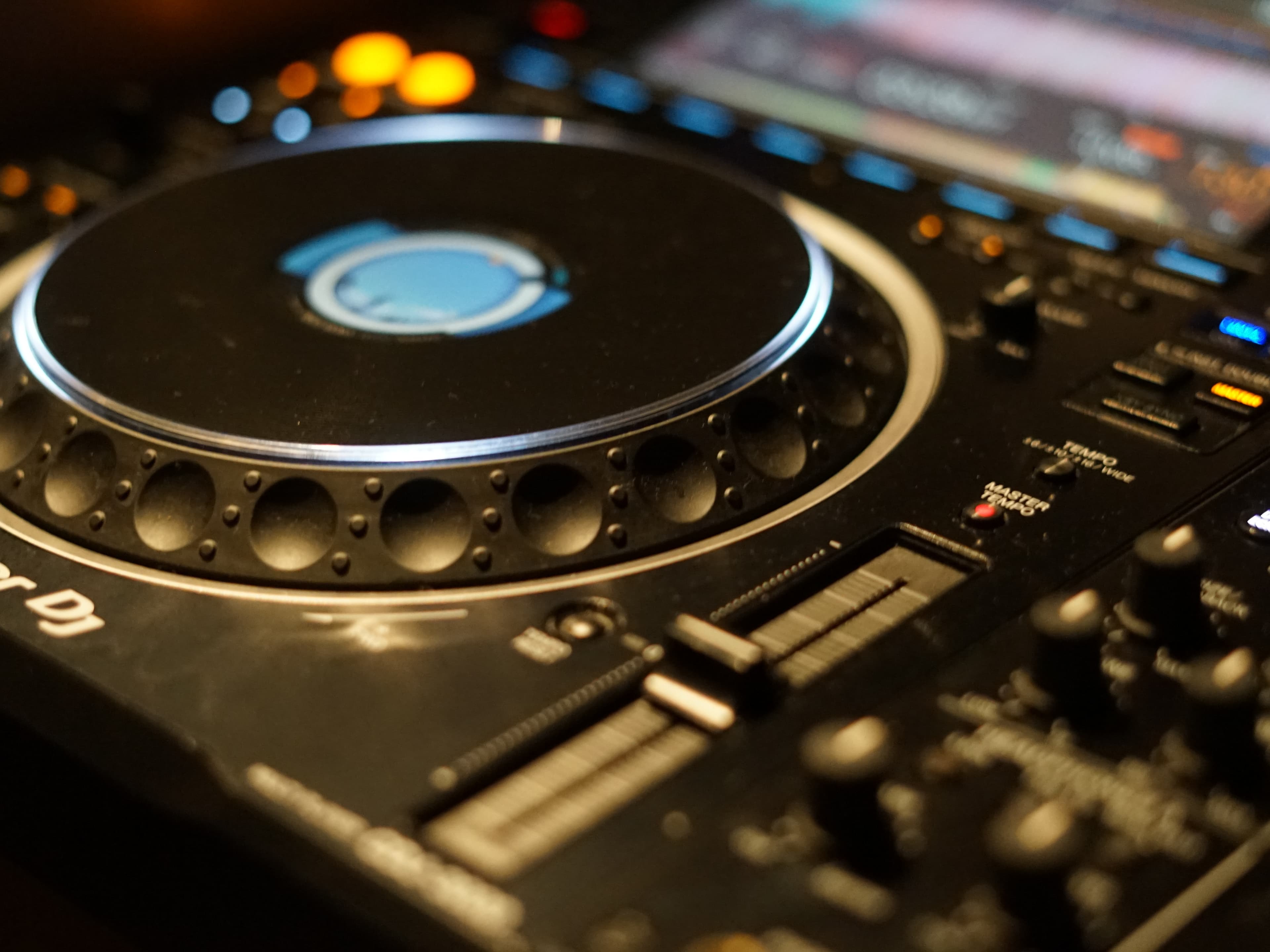 DJ
