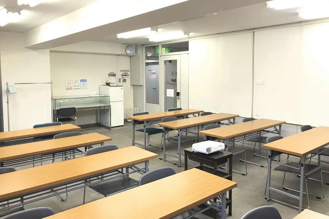 少人数の会議や打ち合わせ、面接会場等にちょうどよい広さとなっております。