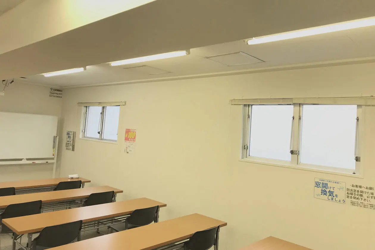 ホワイトボードも常設・無料貸し出しとなります。 換気窓有り。