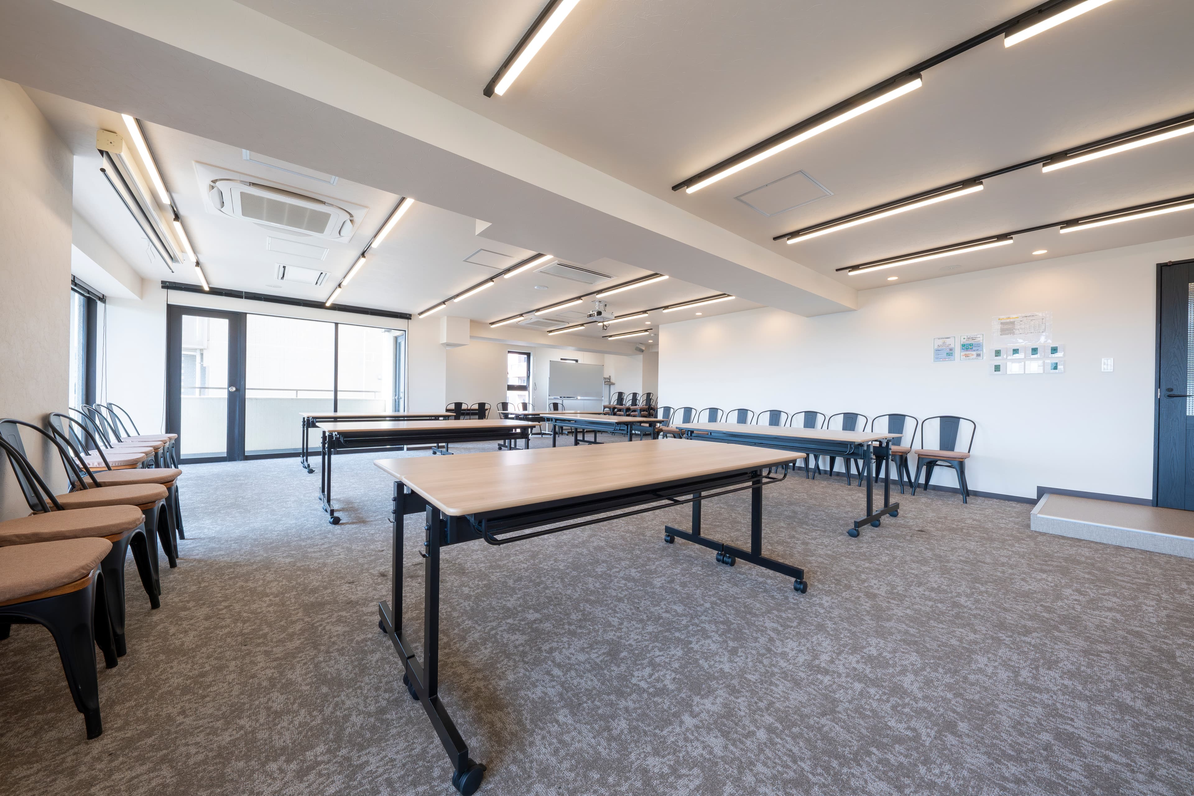 【レイアウト例:机のみ並べた島型形式 ※レイアウト変更はお客様自身で行っていただきます】