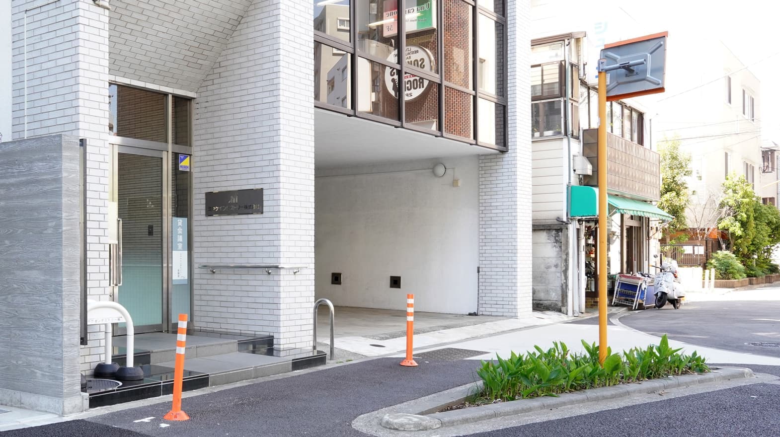 写真左のガラス扉が入口です。