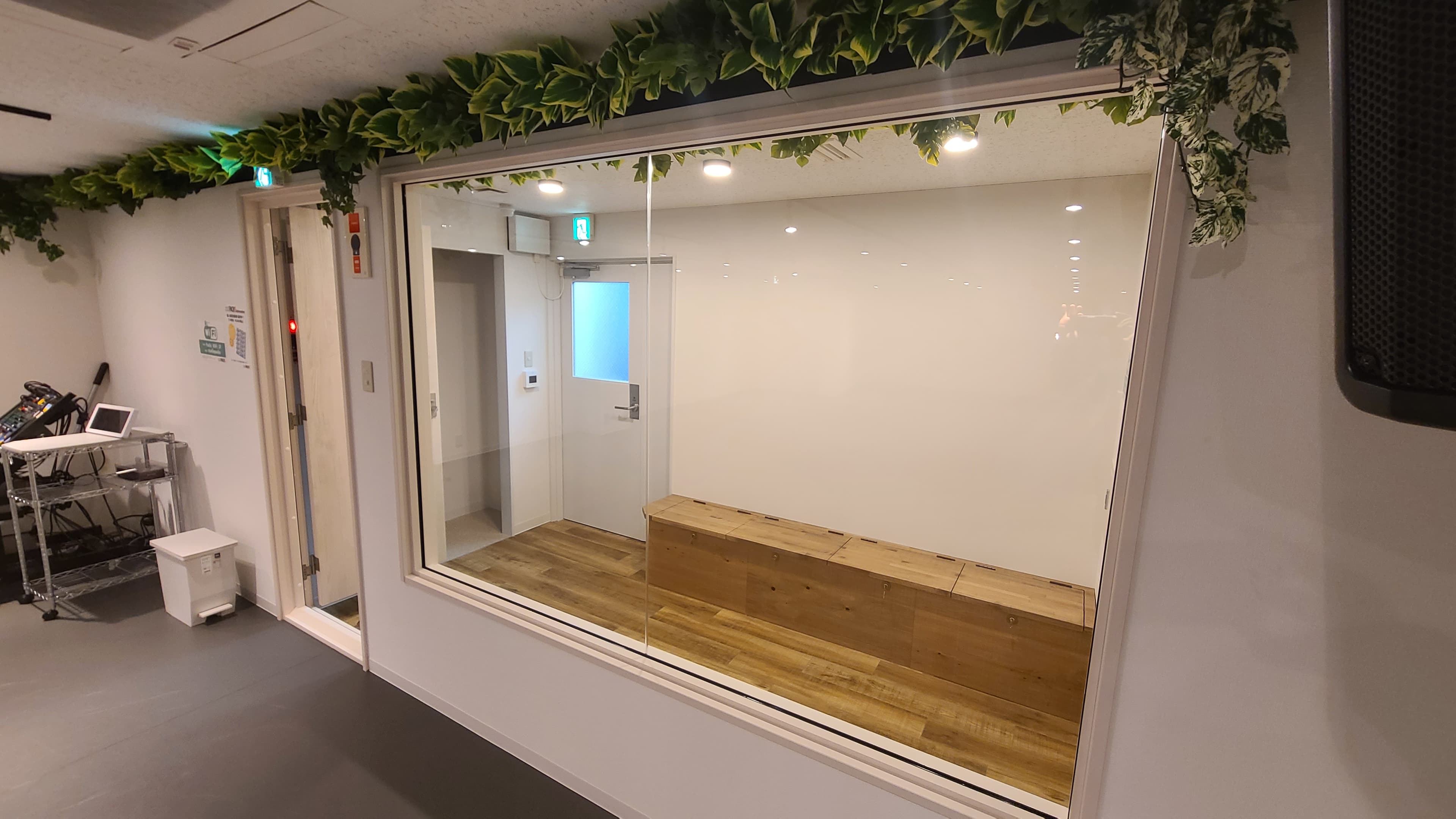 レッスン時に親御様等の見学可能なスペースもございます。