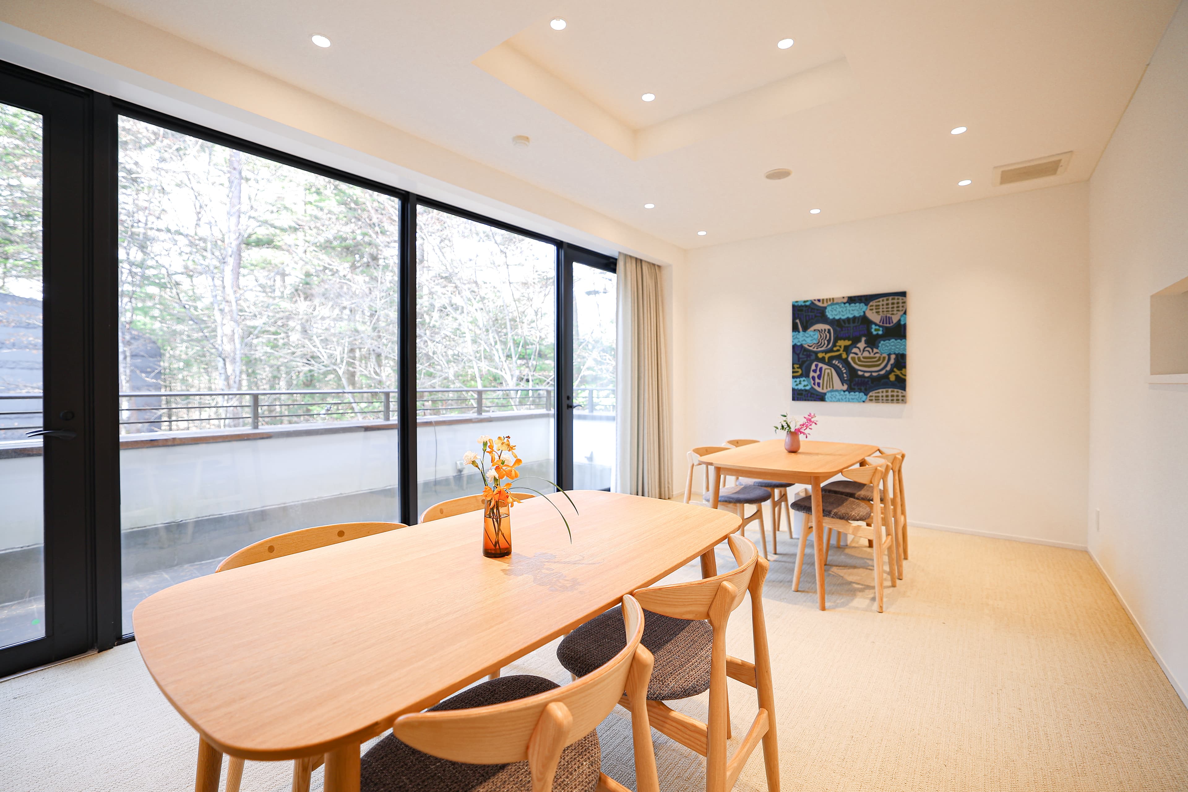自然光が差し込む明るいミーティング空間|2〜8名の少人数会議に最適