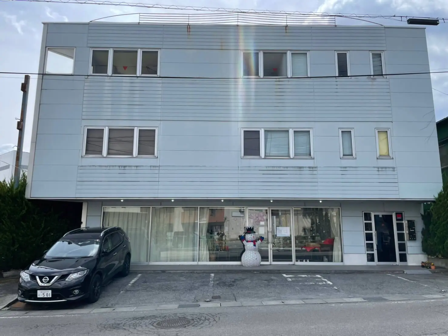 建物の右側が入口です。