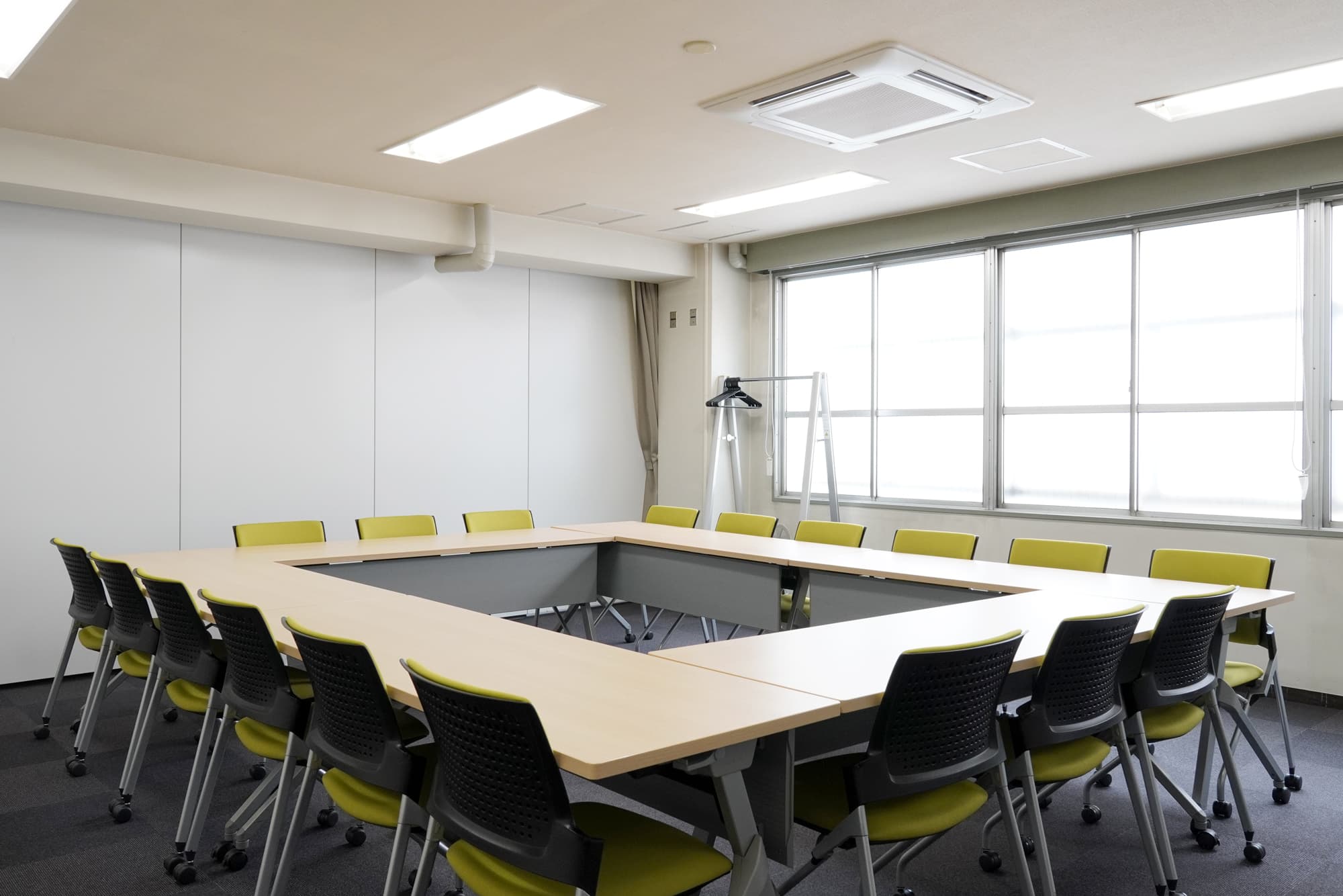 ロの字形式 18名着席可能。