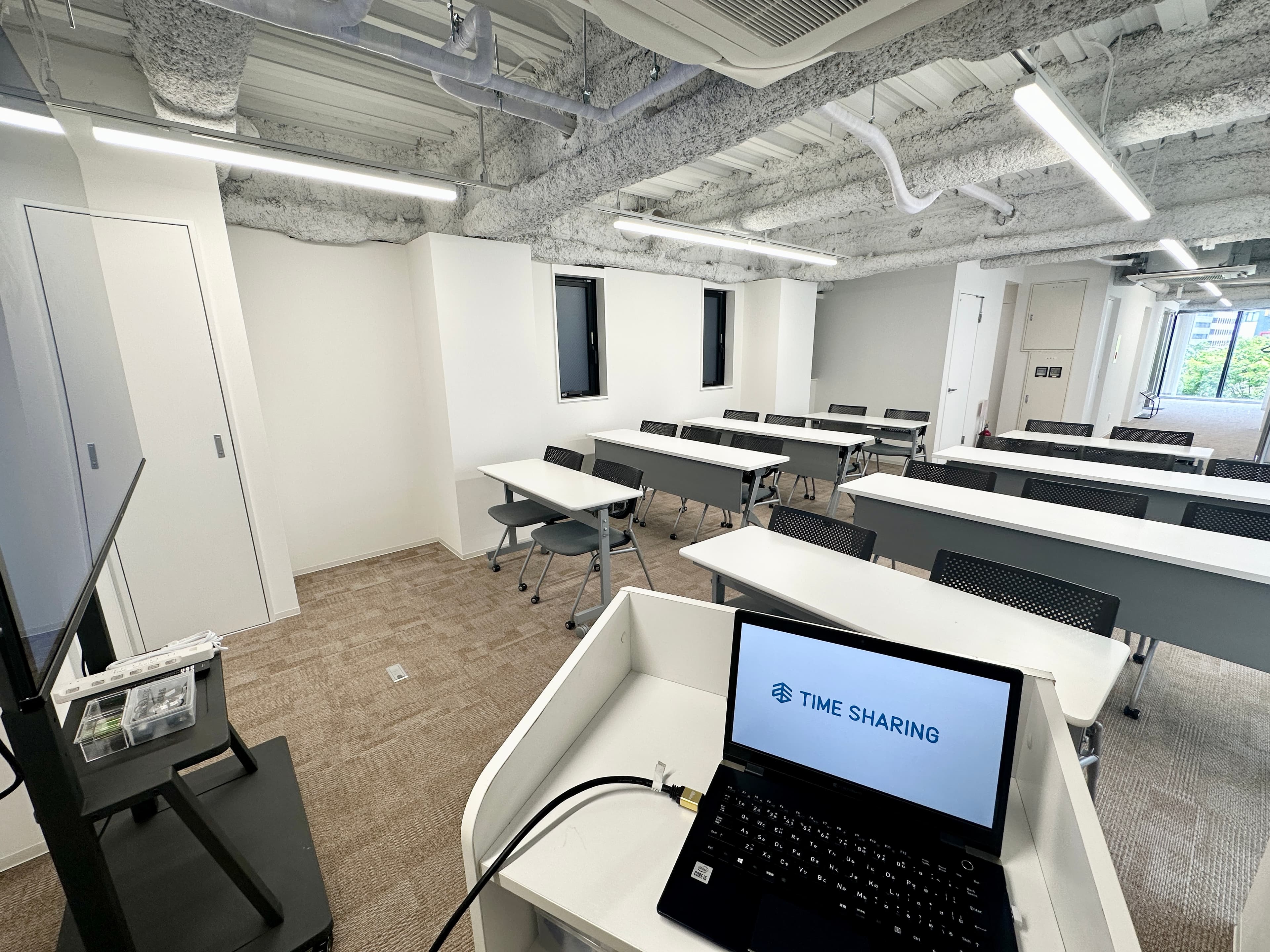 【モニターから出ているHDMIケーブルとお手持ちの機器を繋げるだけで簡単に映ります!】