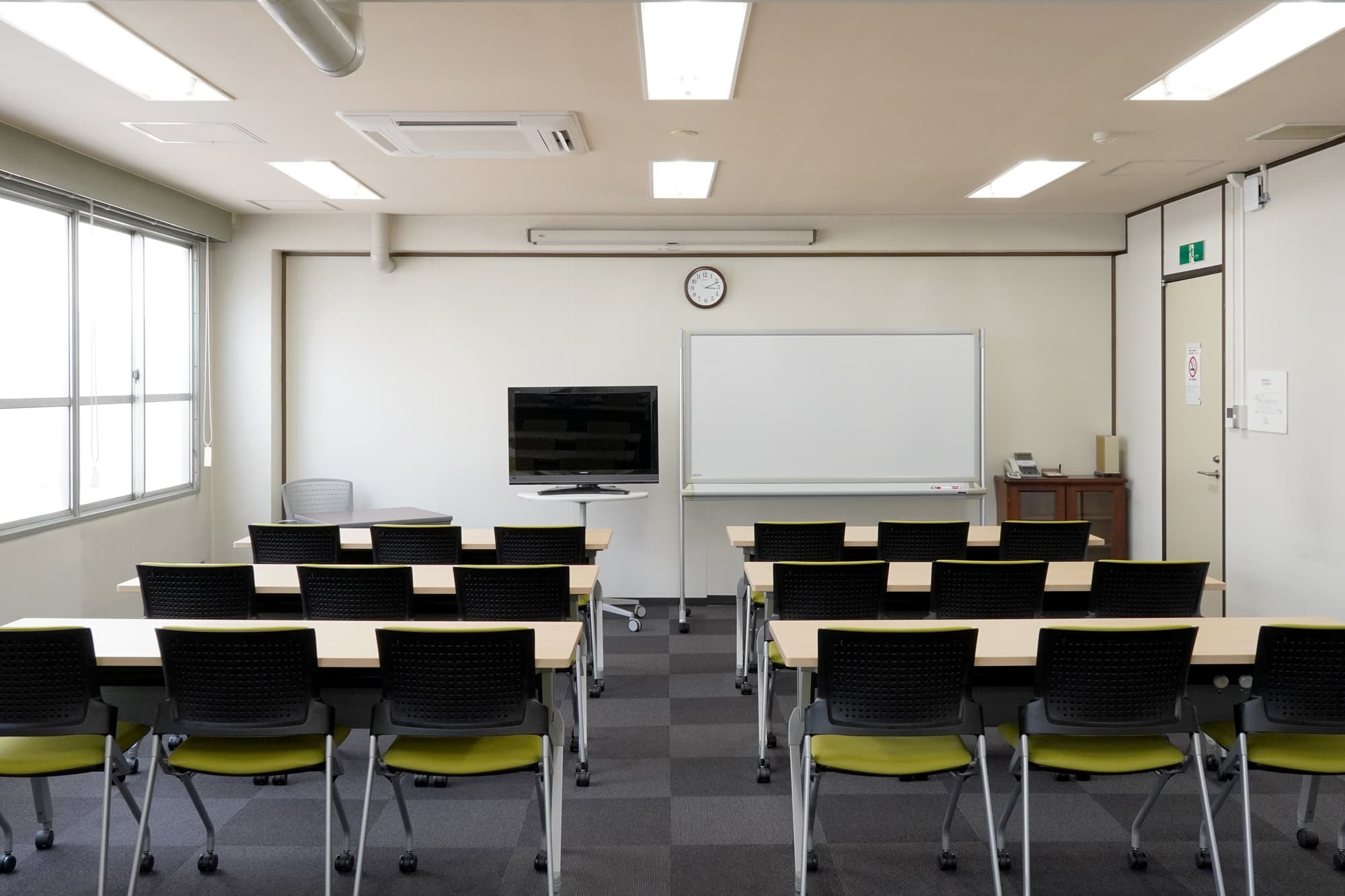 モニターやホワイドボード、またはプロジェクターが無料で使用できます。予約時にお申し付けください。※スクール形式 18名着席可能。