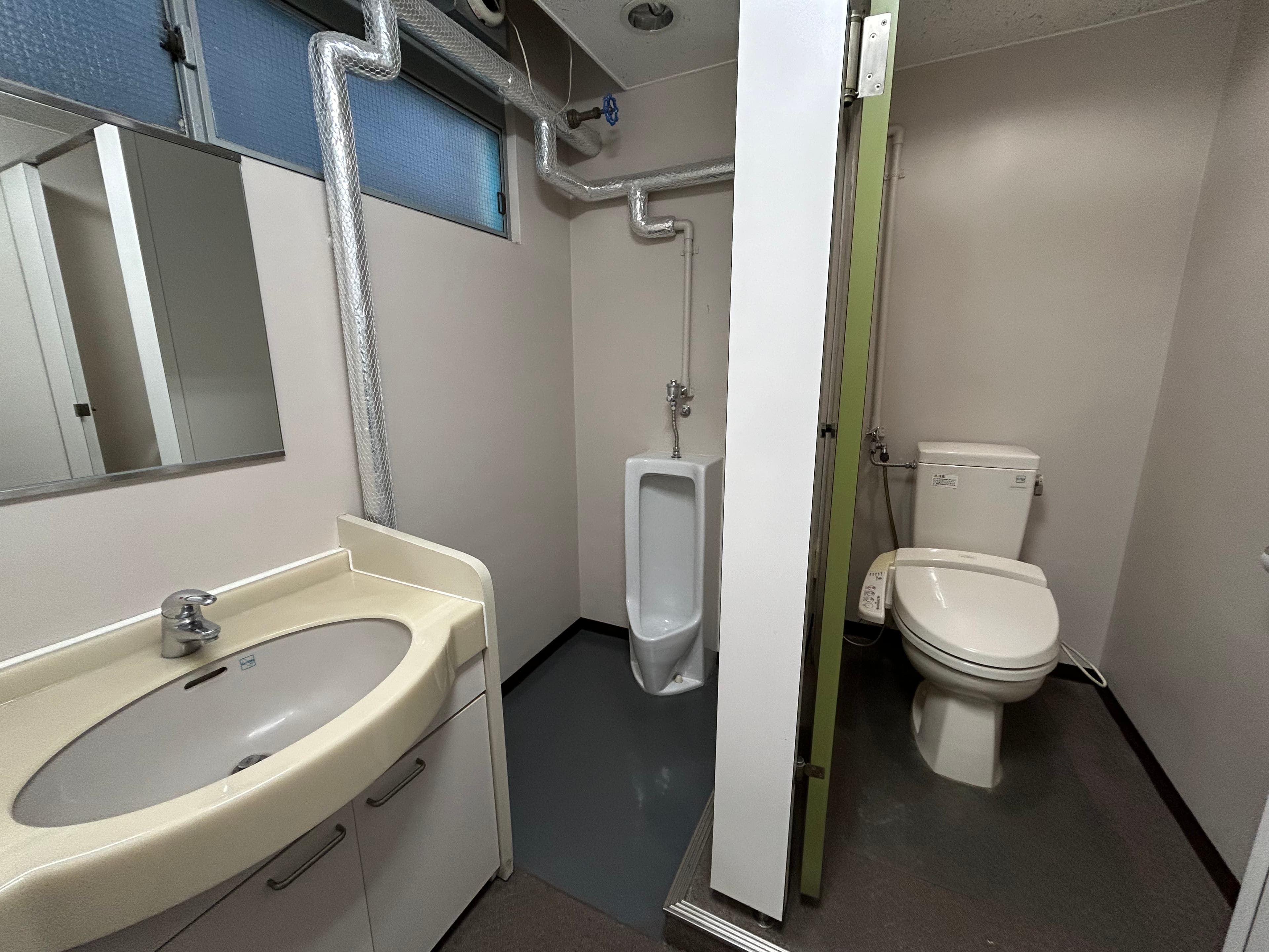 【3階男性トイレ※4階の共用トイレもご利用可能です。】 - TIME SHARING 大手町 協販商事ビル3Fの写真