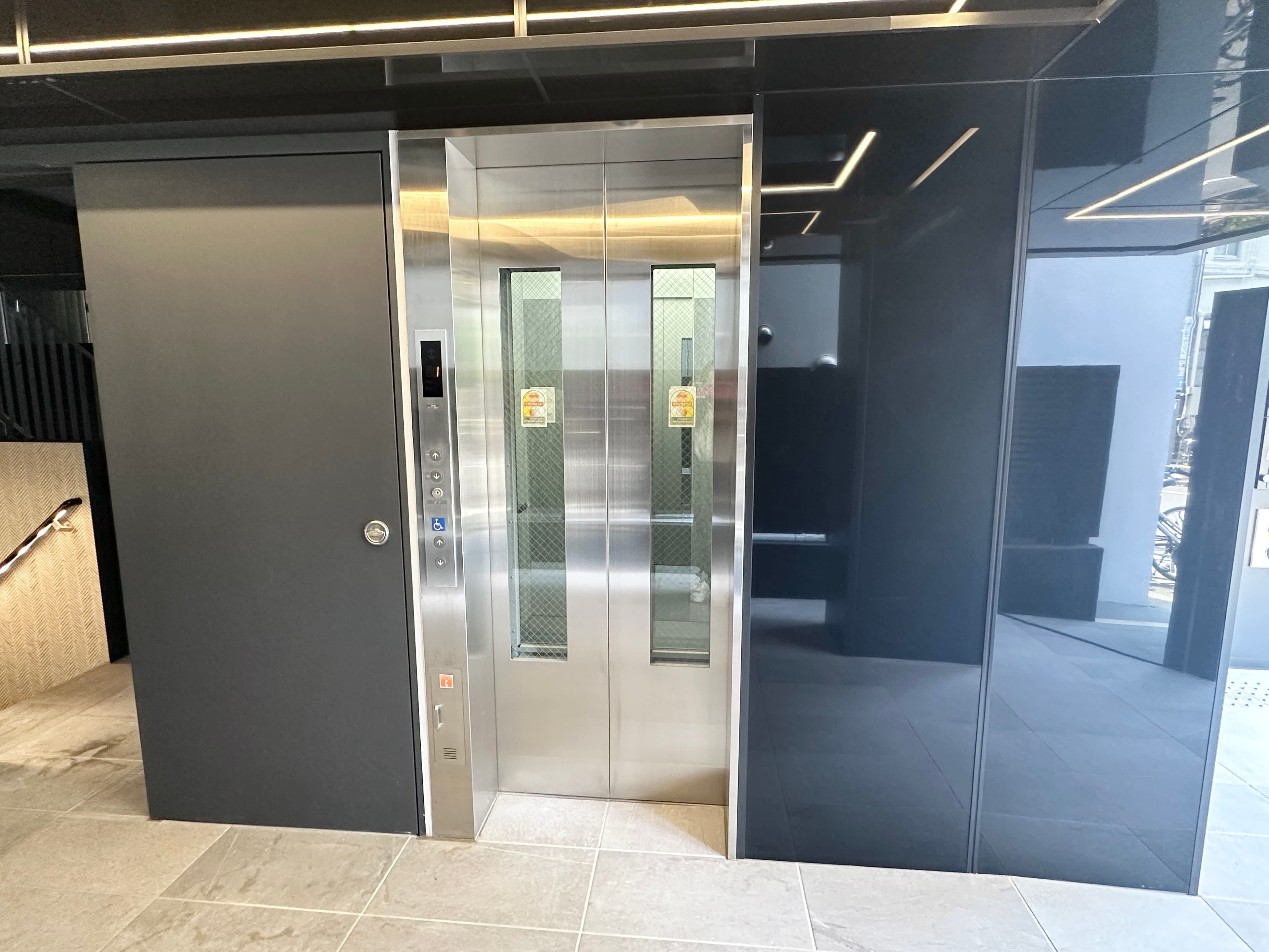 【ビル1階エレベーター前】