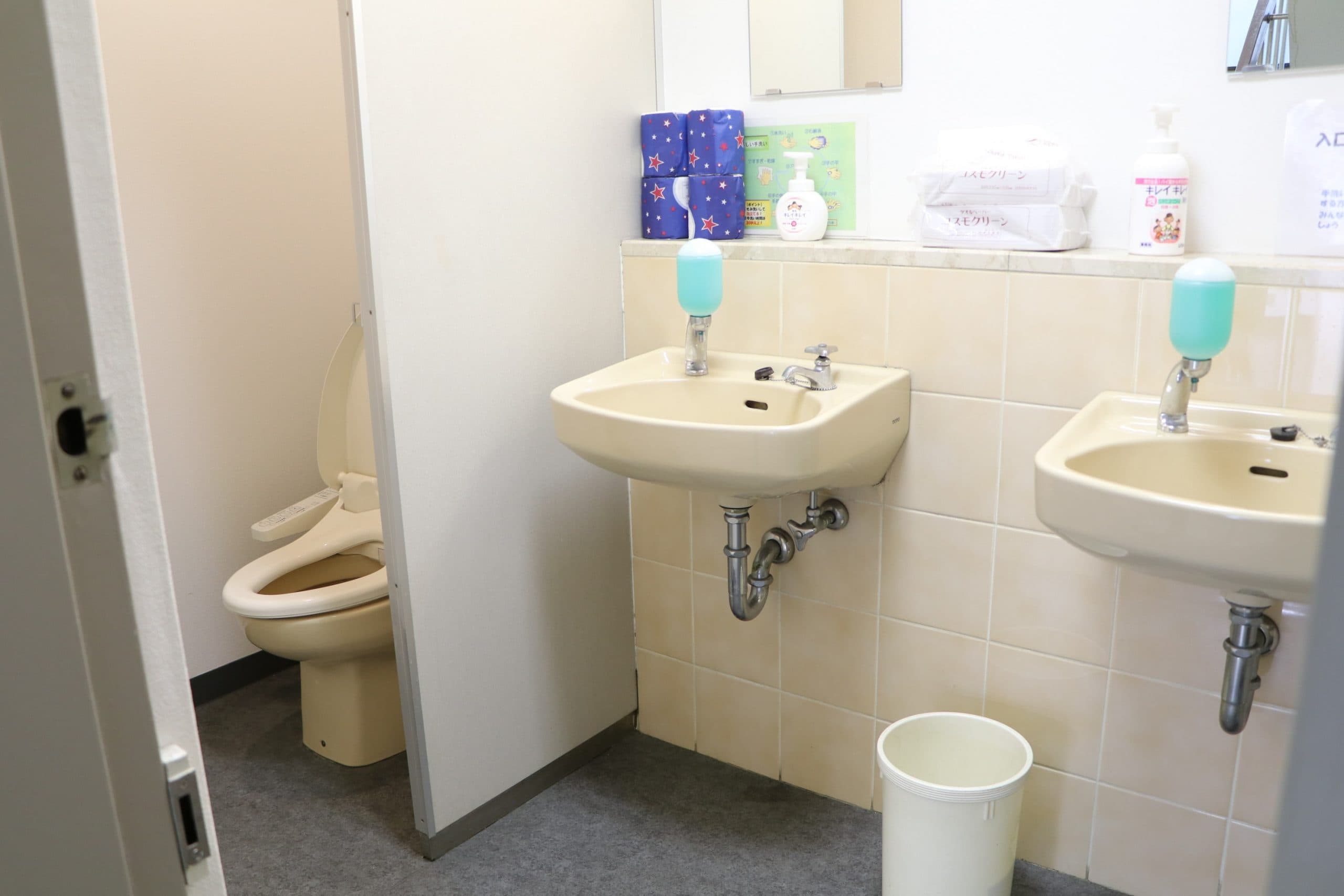 【階段上に女性トイレがございます】 - TIME SHARING 六本木 第6DMJビル 4Cの写真
