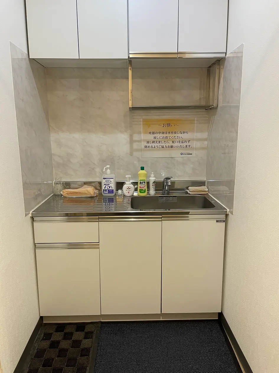 流し台です。食器類は完備していません。