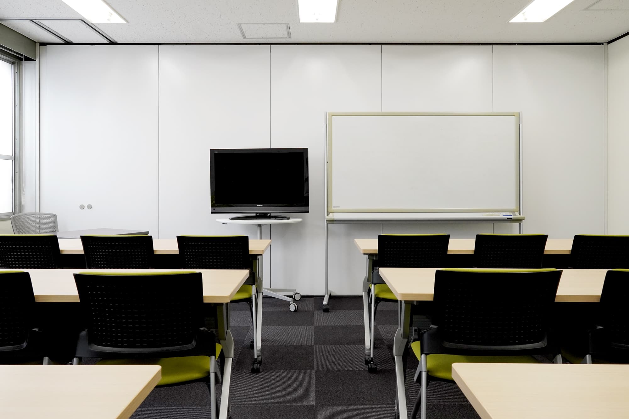 モニターは別会場で同日時で未使用時に貸出可能です。※スクール形式 18名着席可能。