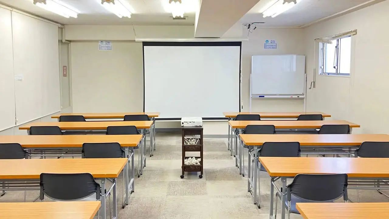 第二会議室は収容人数20人(最適人数)~3名掛け最大30人。会場面積は47m²となります。