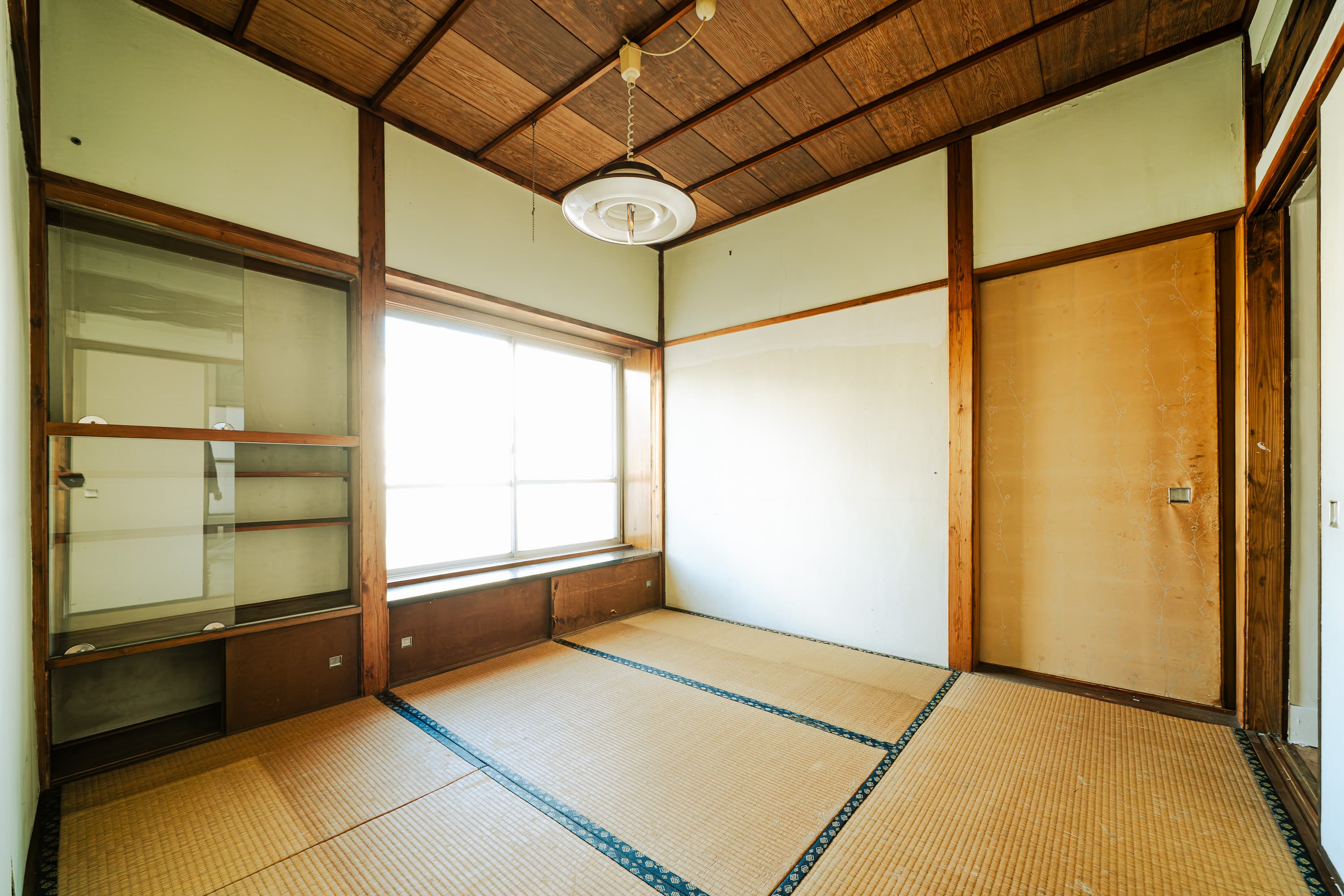 2階和室(4.5畳):昭和感を彷彿とさせる和室