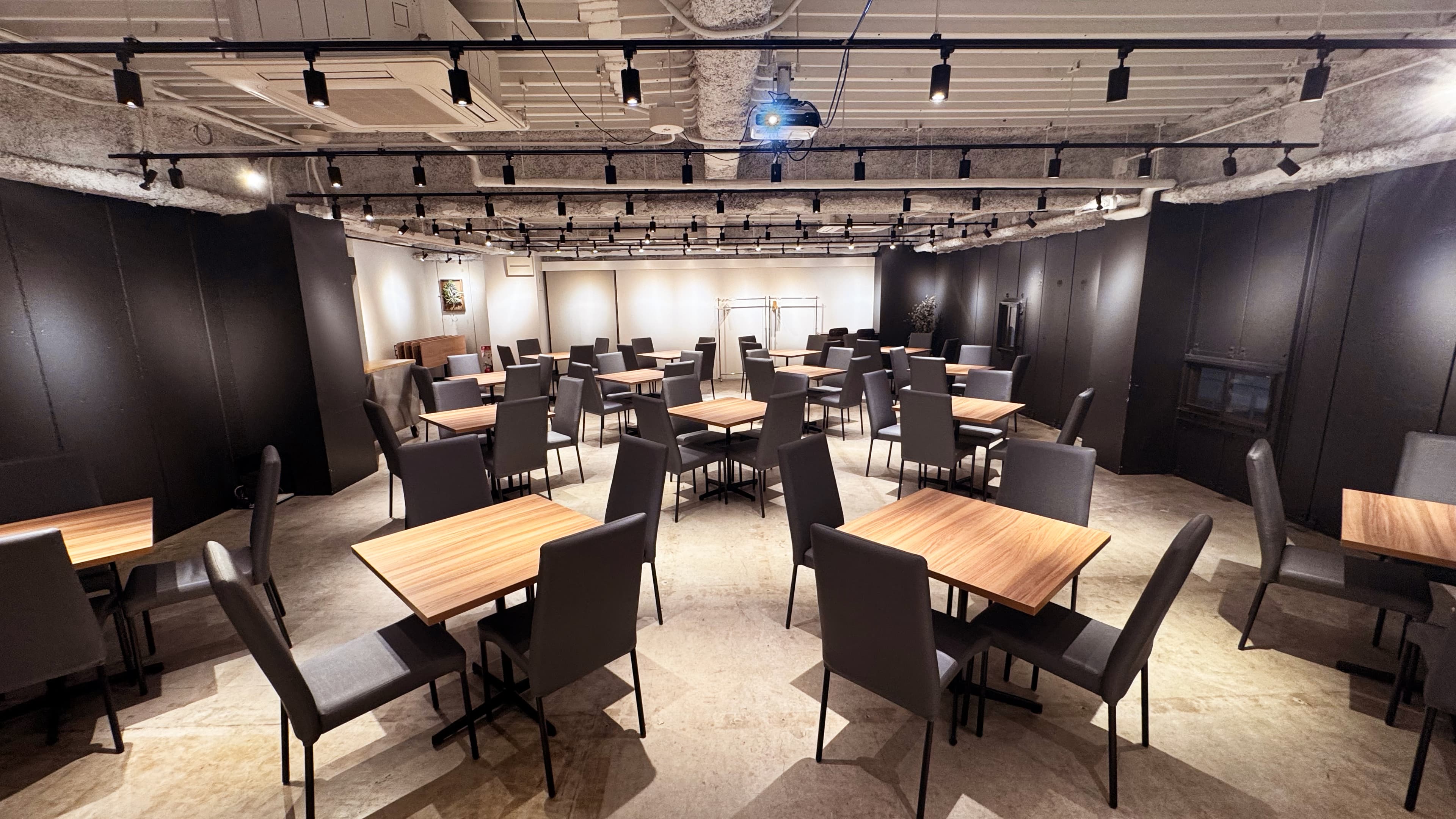 【チェア+デスク:~60名】- グレイドパーク秋葉原