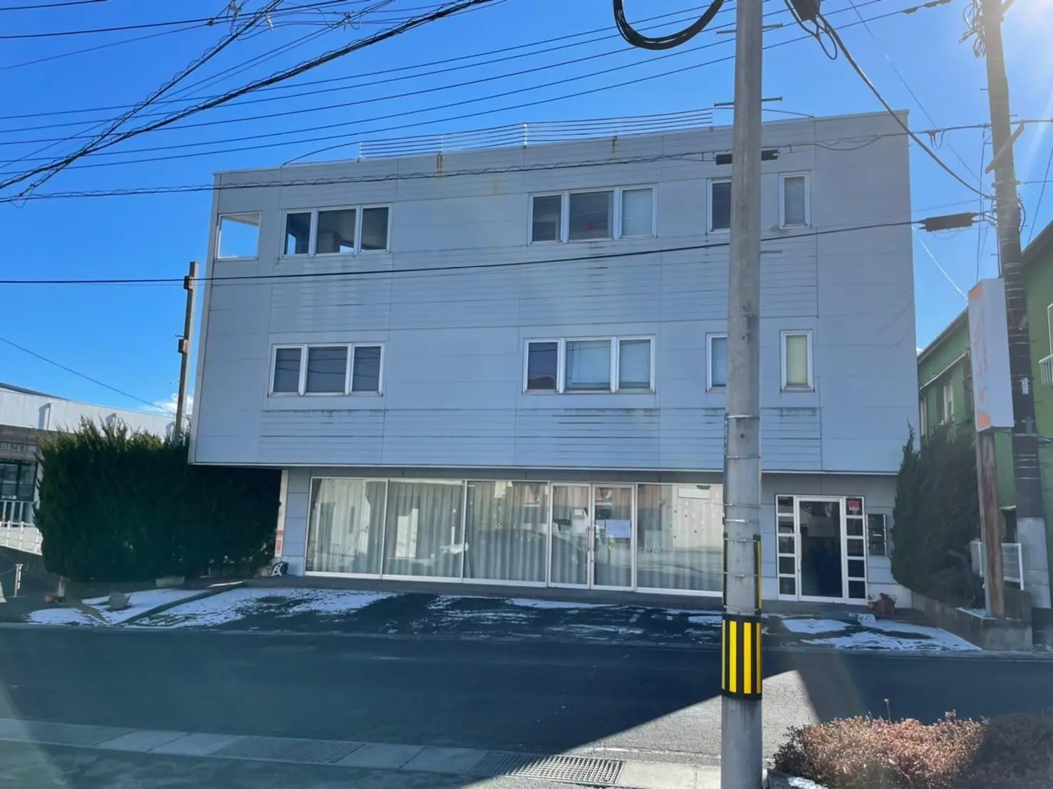 建物の右側が入口です。