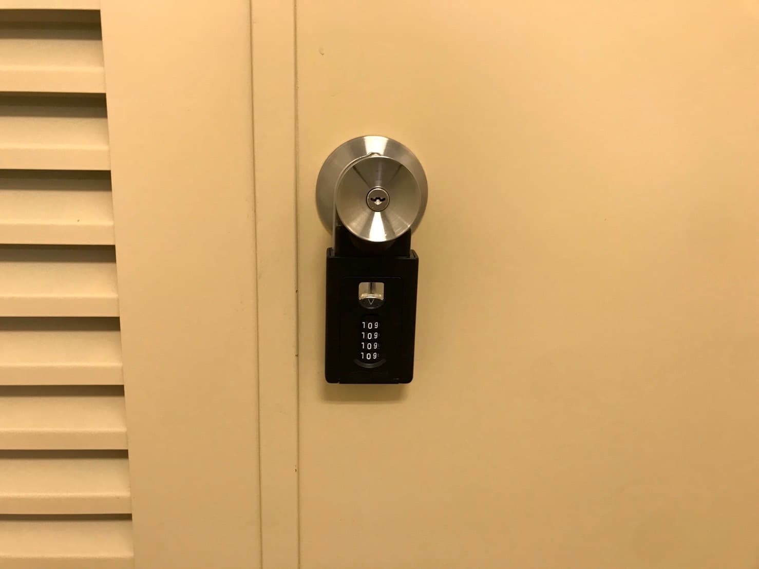 キーボックスから鍵を取出します