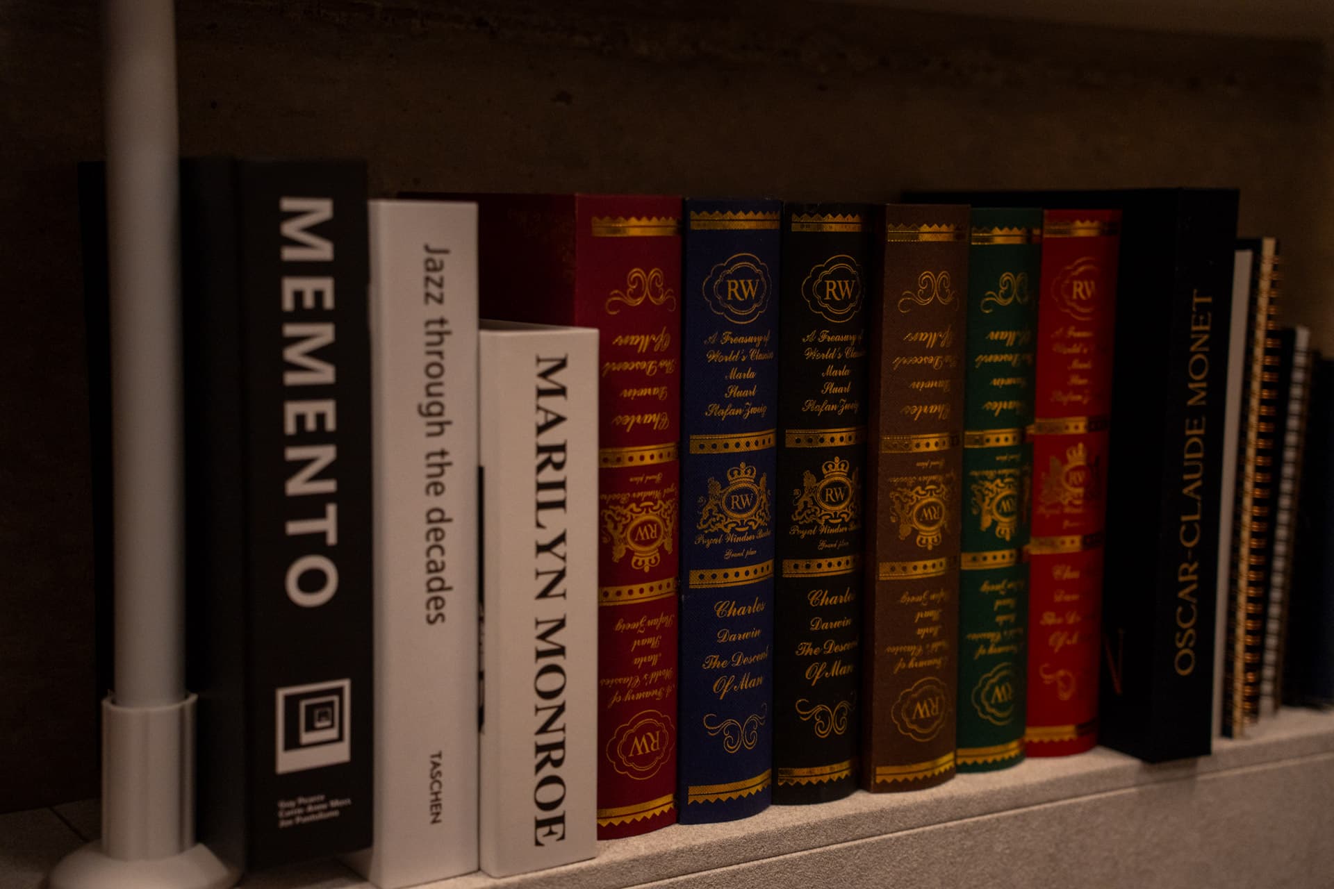 インテリアとして映える洋書のダミーブックやノート・手帳の数々。物撮りの背景や小道具として自由にレイアウト可能です。