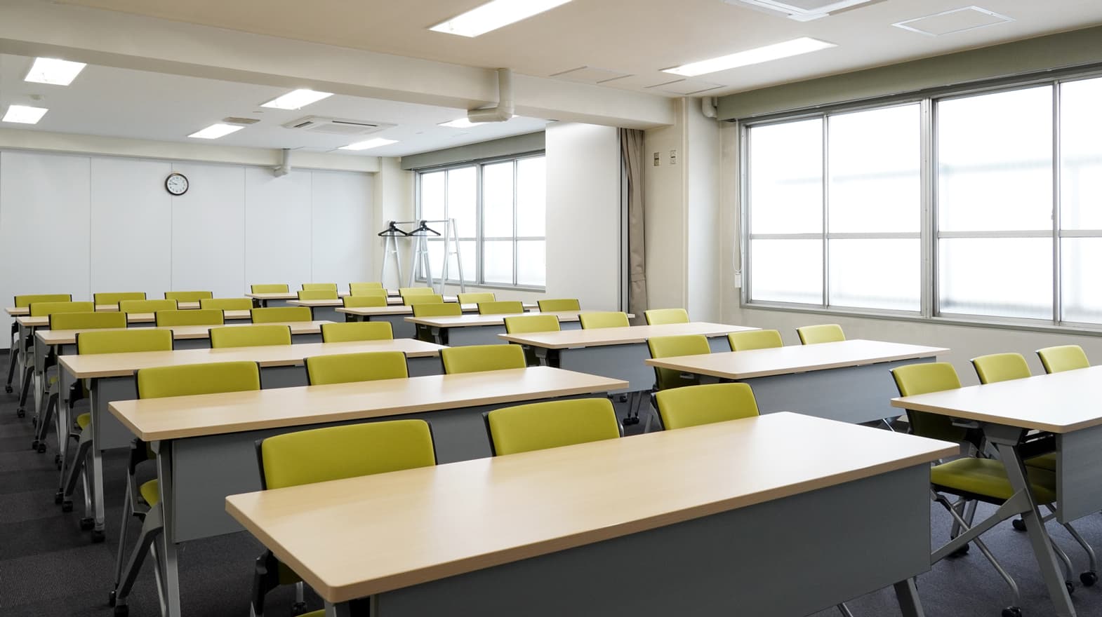 四谷三丁目駅徒歩2分と駅近&リーズナブルな会議室です。※スクール形式 39名着席可能。