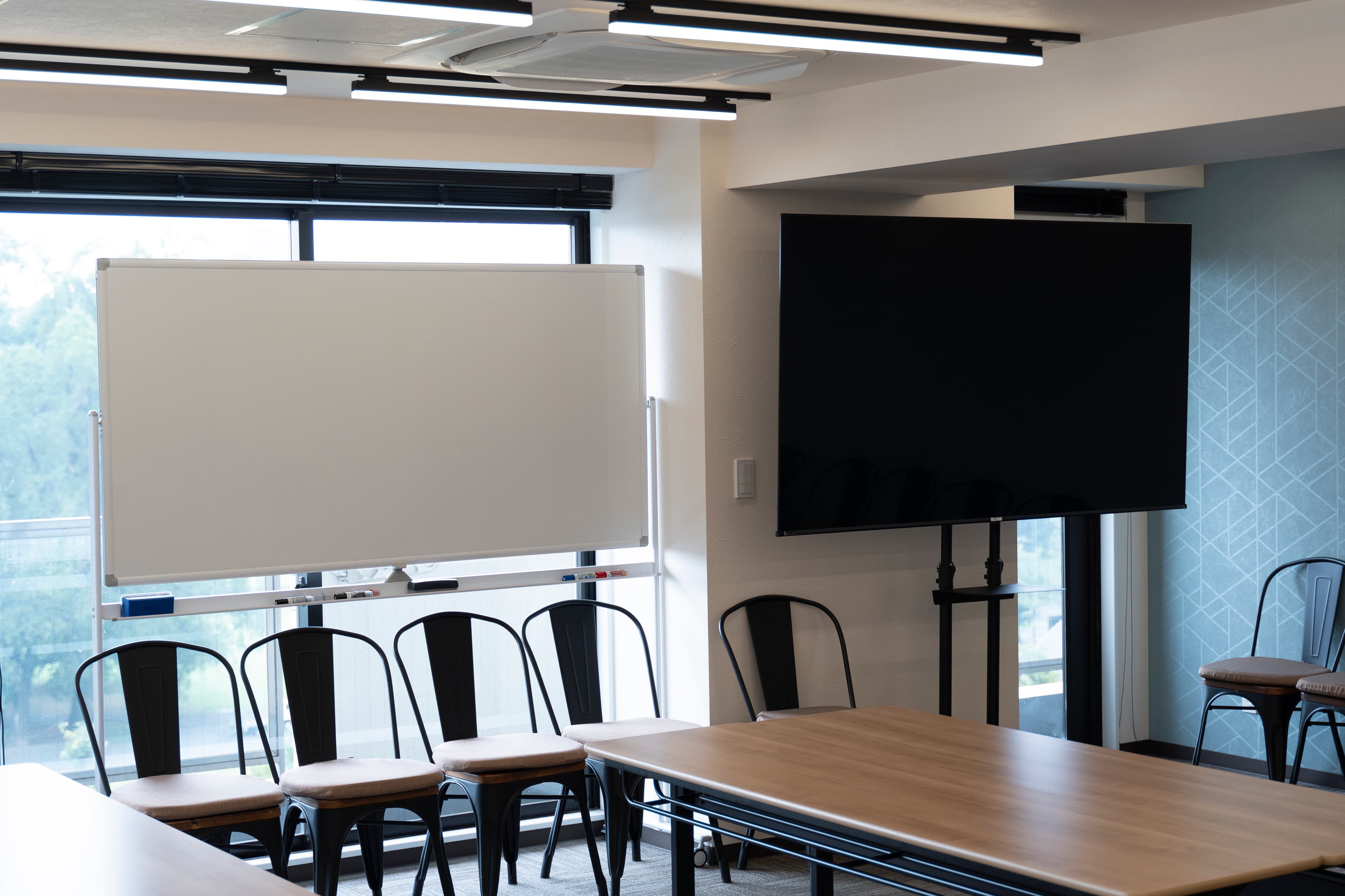 【ホワイトボード・75インチモニター・司会台など備品類が充実】 - TIME SHARING 新宿御苑前 壱丁目参番館8Bの