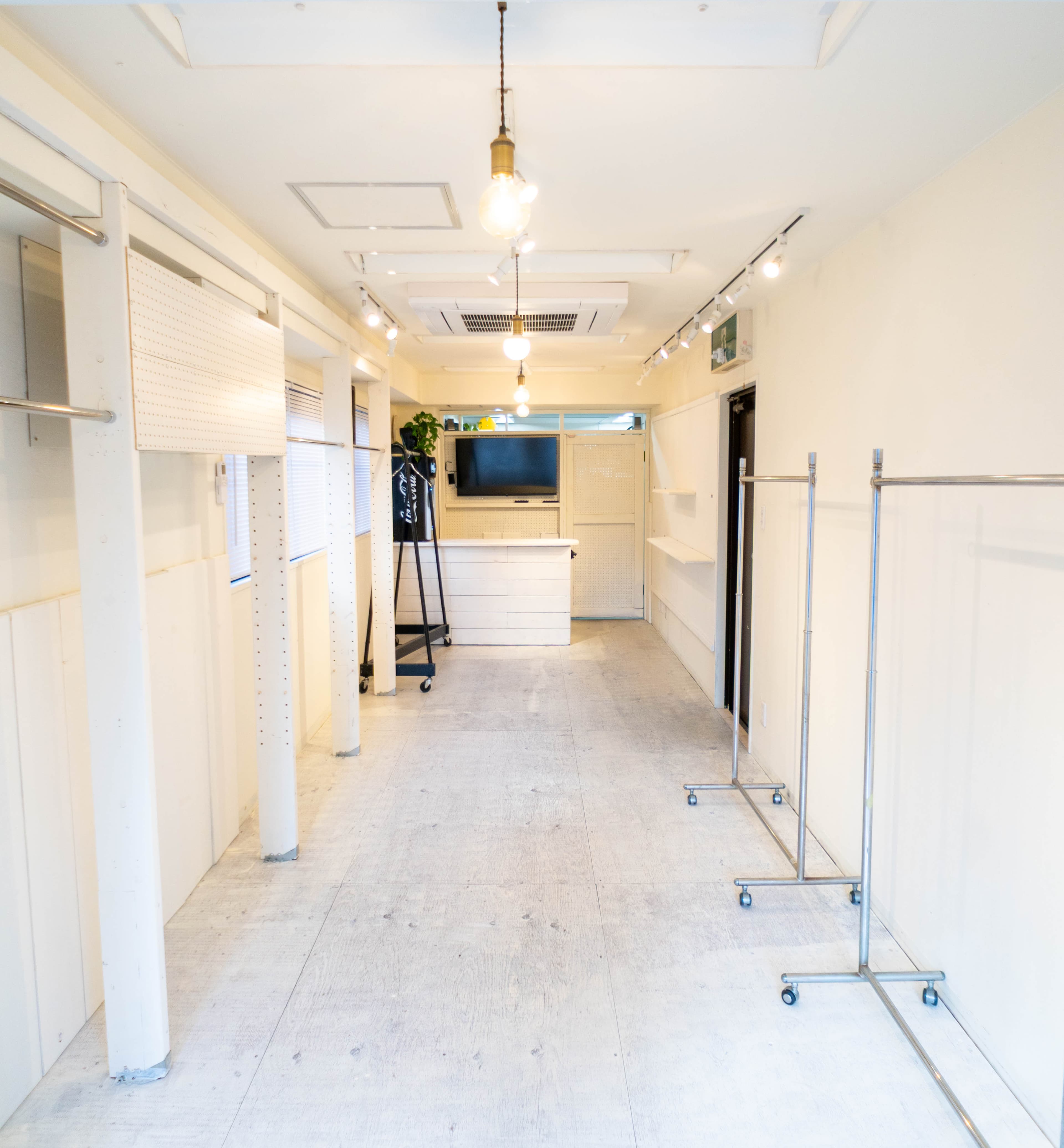 商品ラインナップやブランドイメージに合わせて自由にレイアウトをアレンジできる 棚スペースもあるので、小物やディスプレイ品もしっか