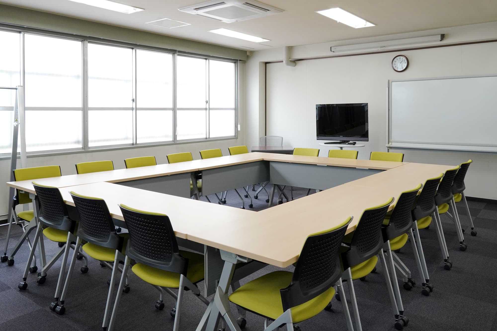 正方形36㎡の使いやすい会議室です。※ロの字形式(基本レイアウト) 18名着席可能。