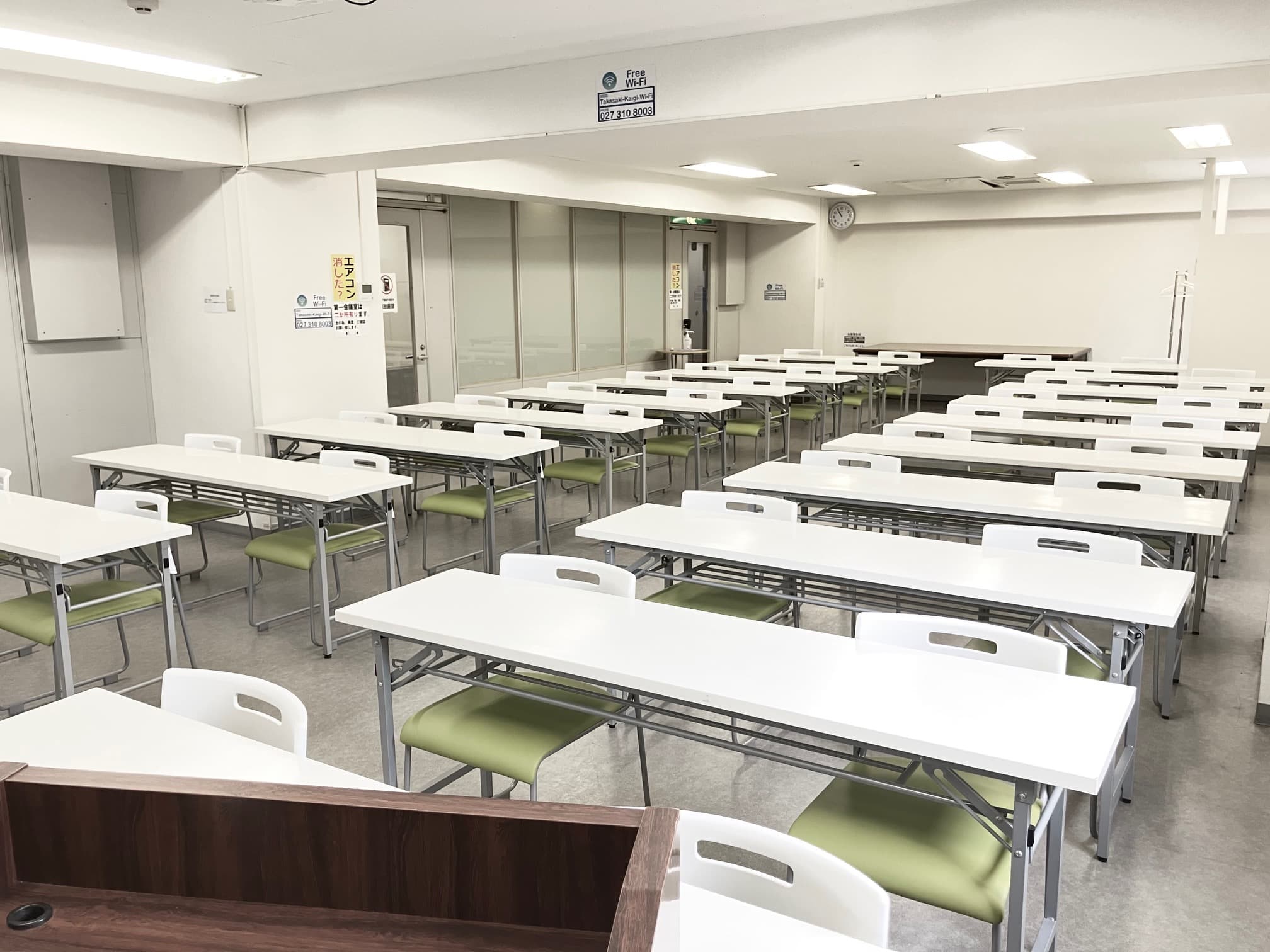 複数会議室を所有しているので、試験会場、テストセンターと併せて、受講生や講師の控え室としてご使用になるのも、とても便利です。