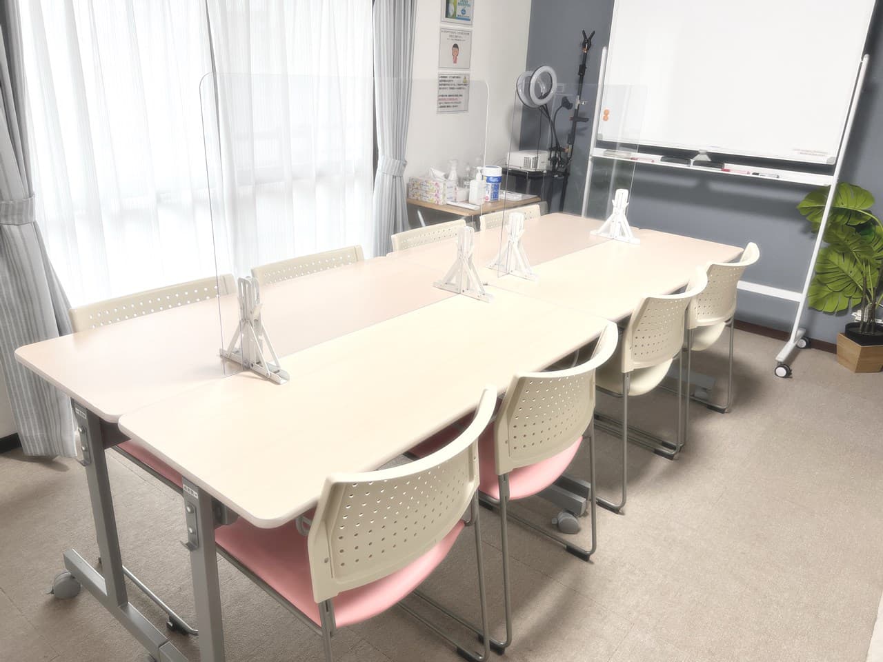 通りから1本入った場所で、静かな環境でご利用頂ける自然光が入る明るい部屋です。