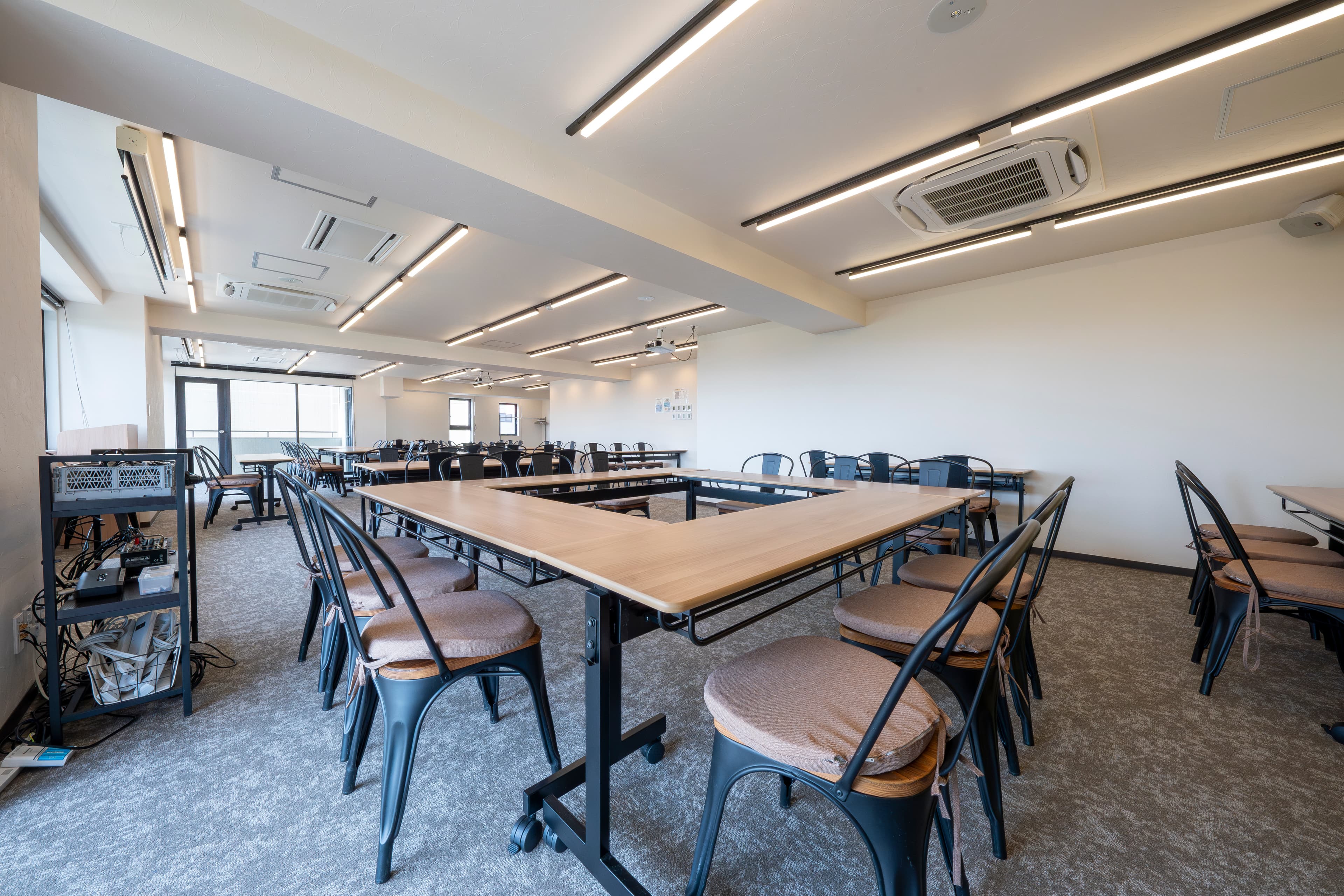 【レイアウト例:ロの字型形式 ※レイアウト変更はお客様自身で行っていただきます】