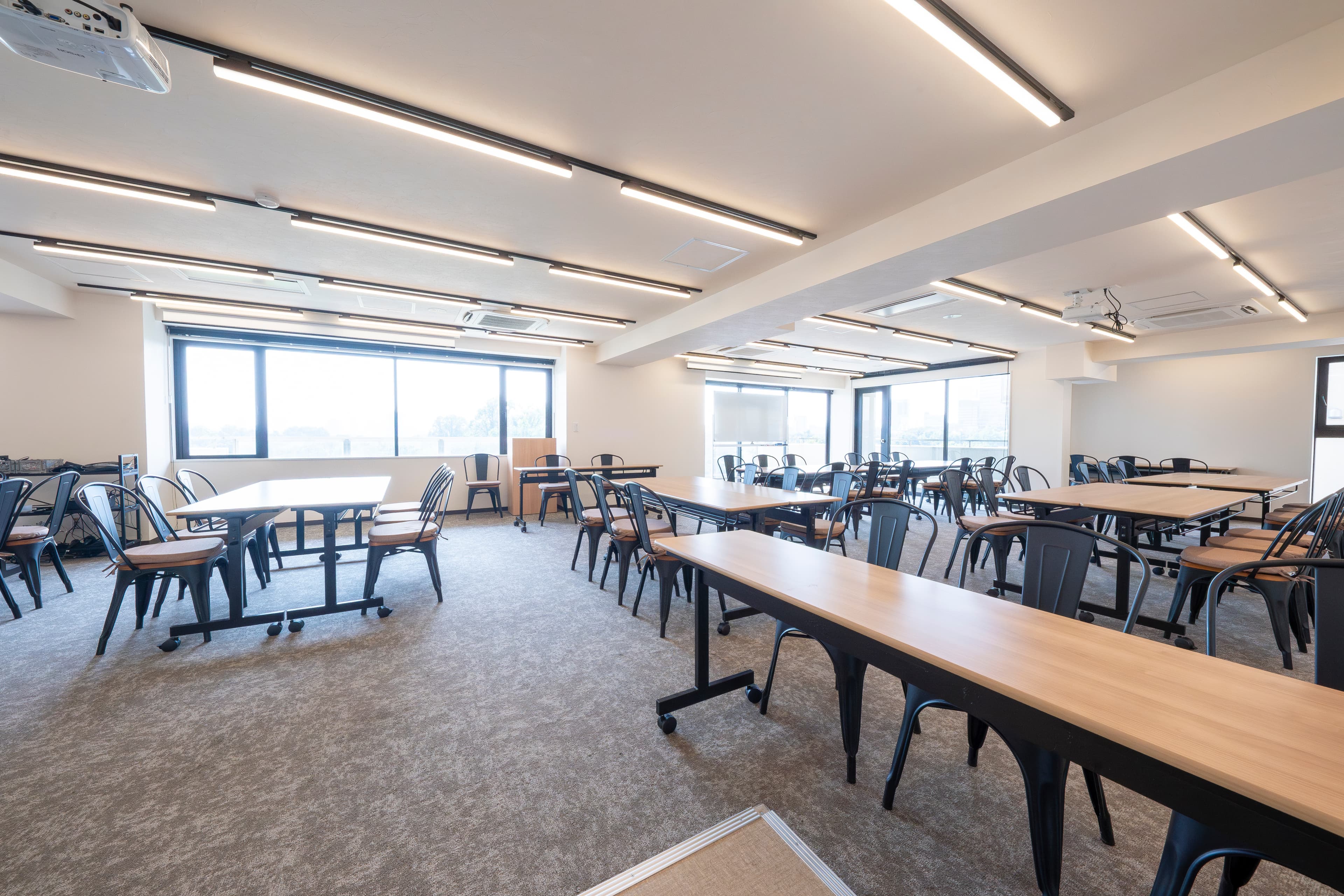 【レイアウト例:島型形式 ※レイアウト変更はお客様自身で行っていただきます】