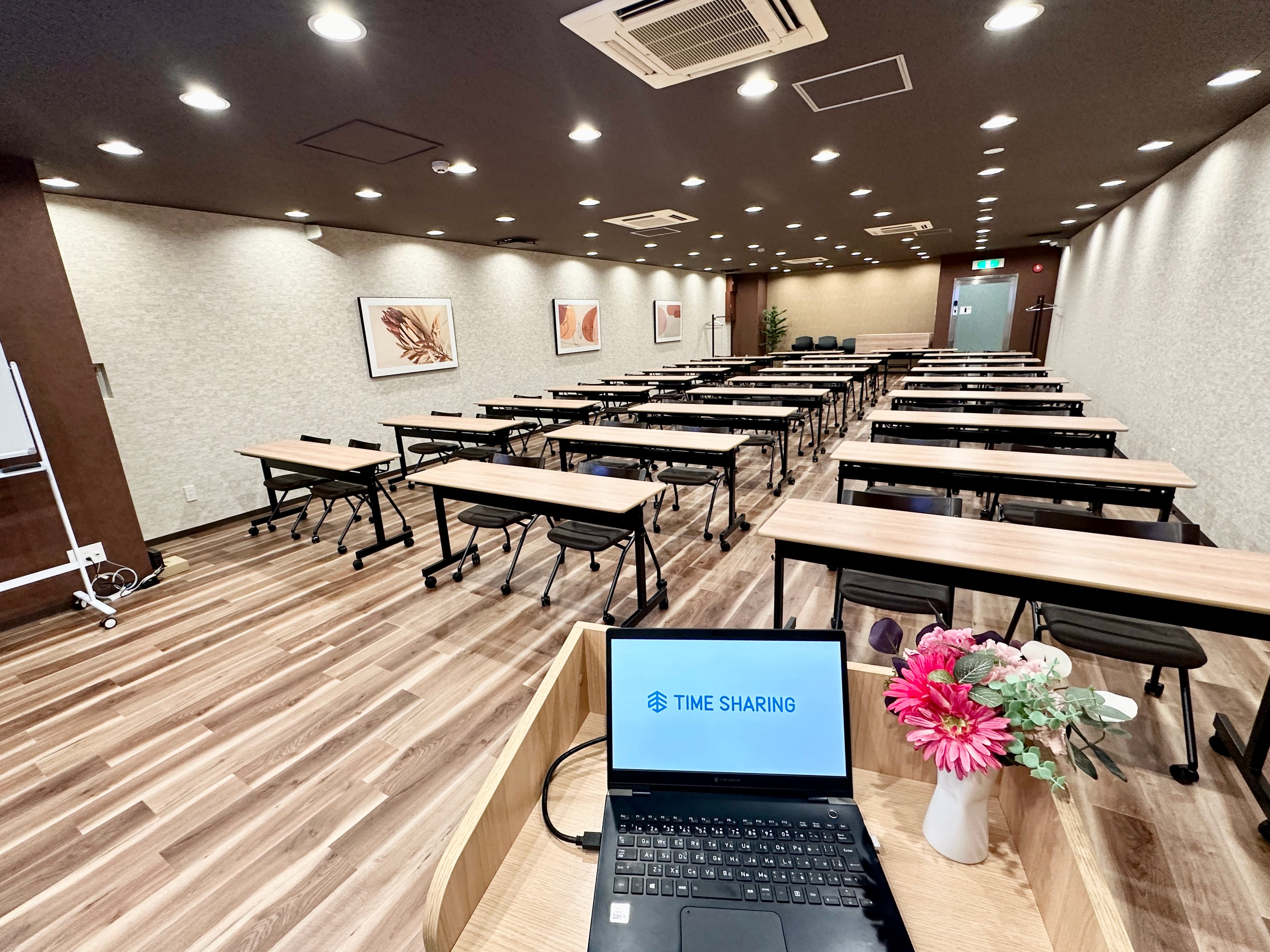 【司会台から全員とコミュニケーションが取れる距離】 - TIME SHARING 竹橋 廣瀬第2ビル B1Fの写真