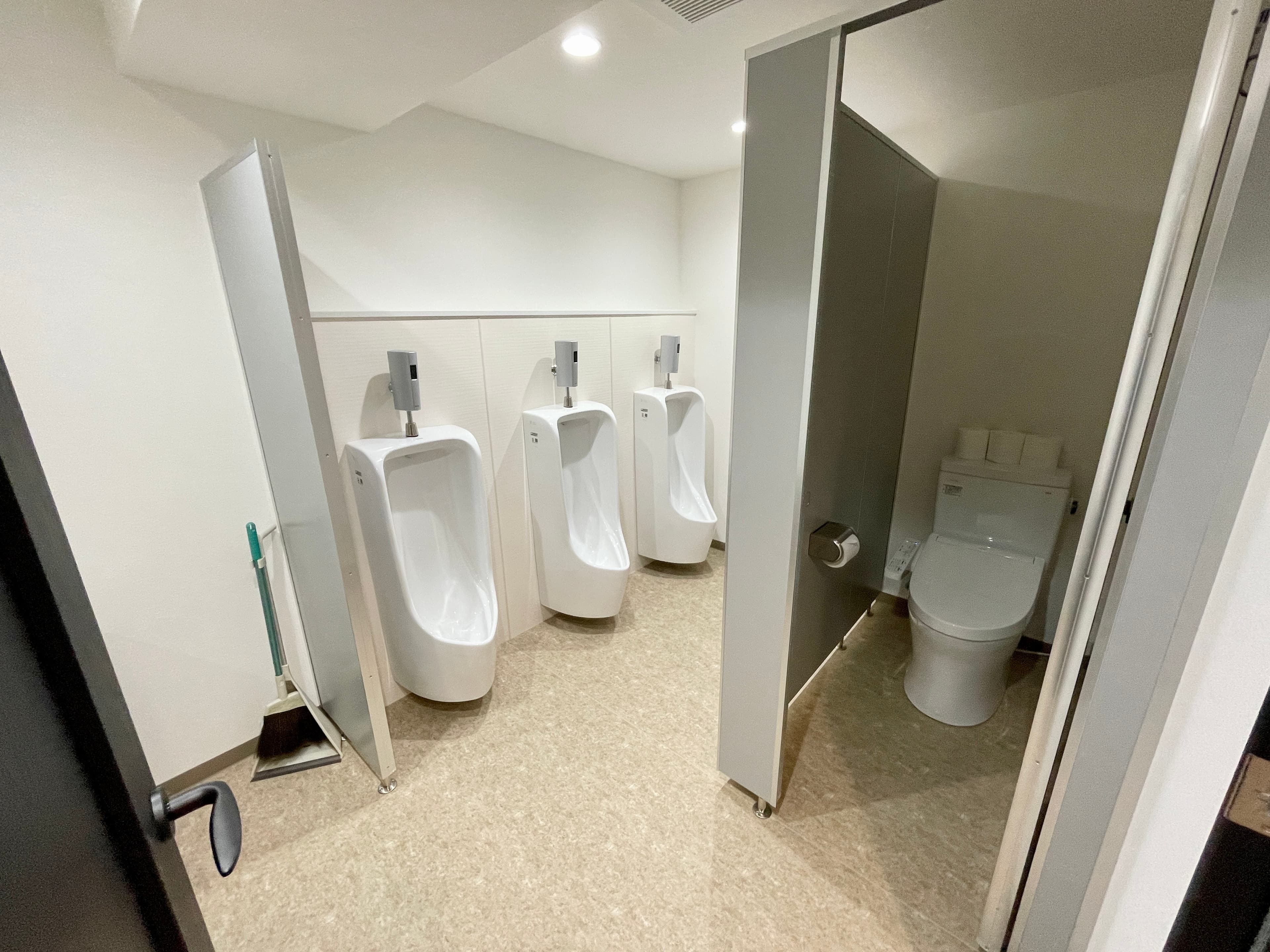 【男性トイレ(小便器×3,個室×1)】 - TIME SHARING 新宿御苑前 壱丁目参番館8Bの写真