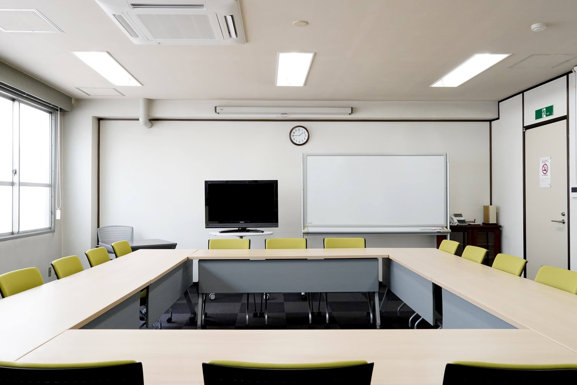 スタッフが別フロアに常駐しているため、当日に何かあっても臨機応変に対応できて安心です。※ロの字形式 18名着席可能。