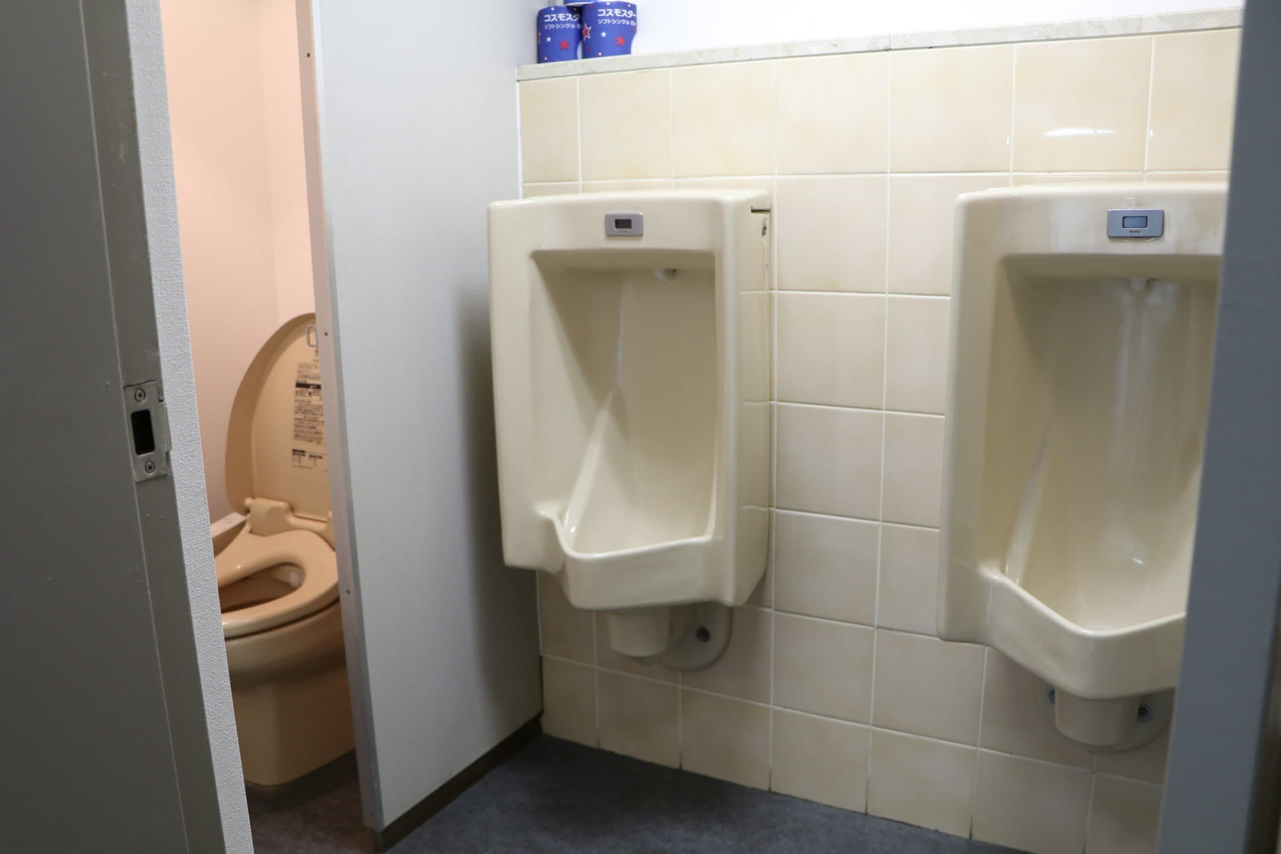 【階段下に男性トイレがございます】 - TIME SHARING 六本木 第6DMJビル 4Aの写真