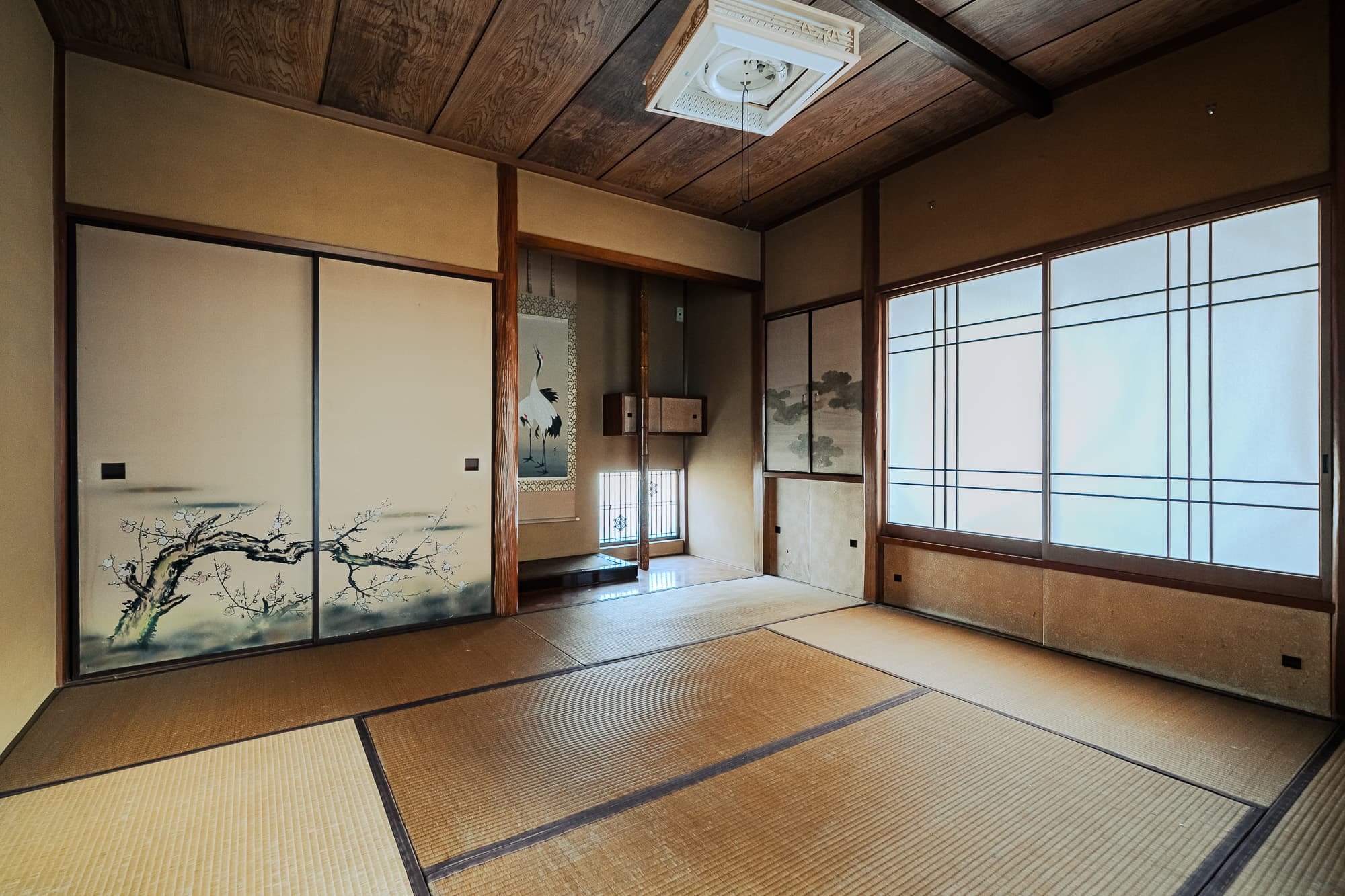 2階和室(8畳):電気やコンセントも最小限なので、時代物の撮影も可能な和室