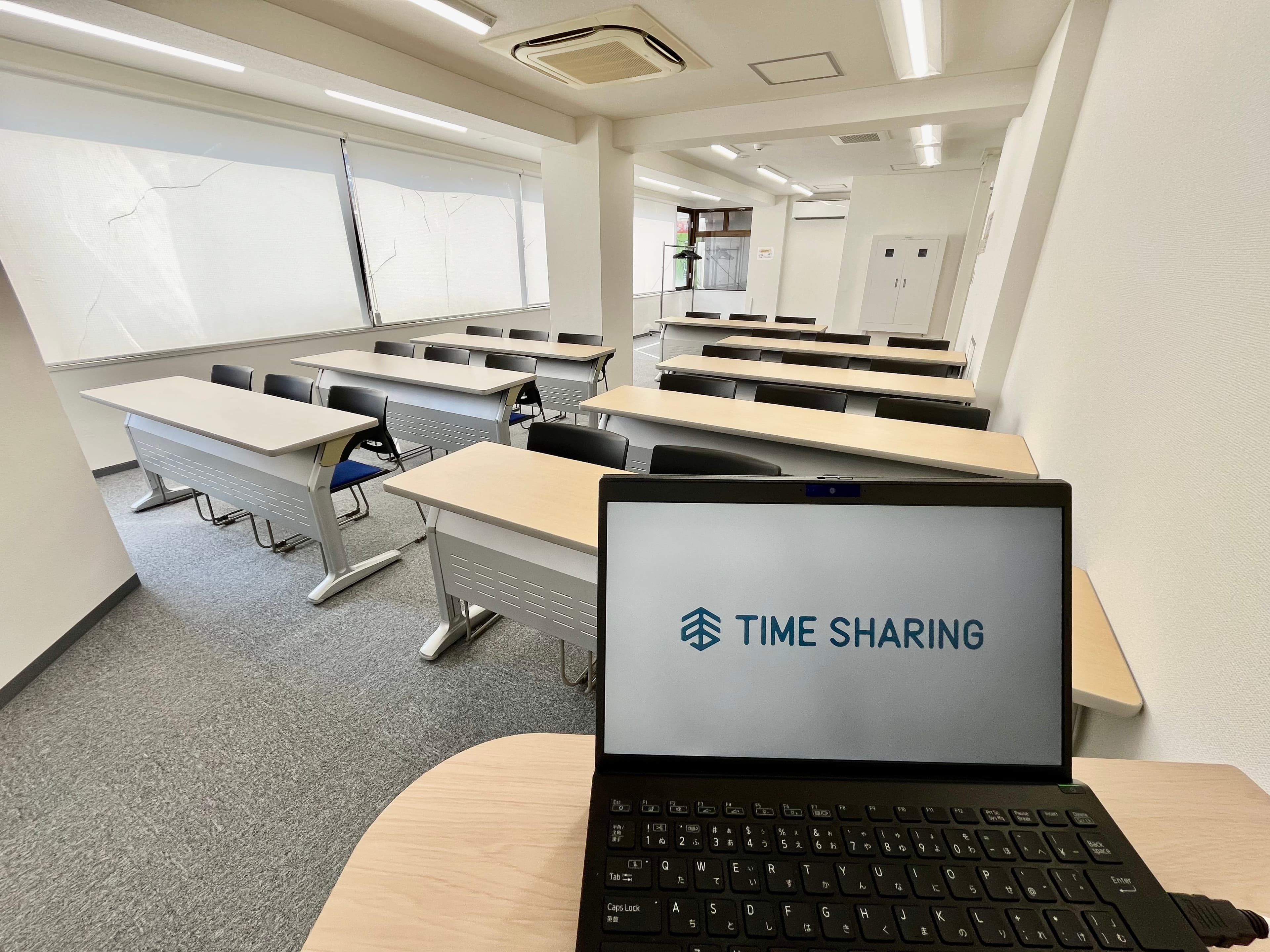 【司会台から一番後ろの席まで見渡せます】