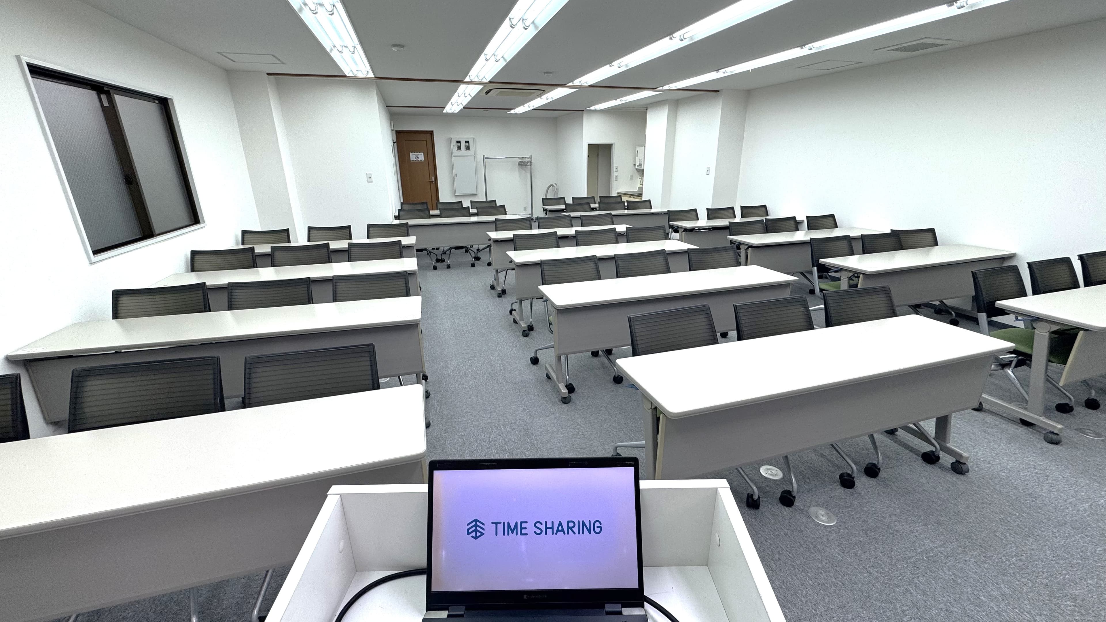 【司会台からは全体が見渡せます!】