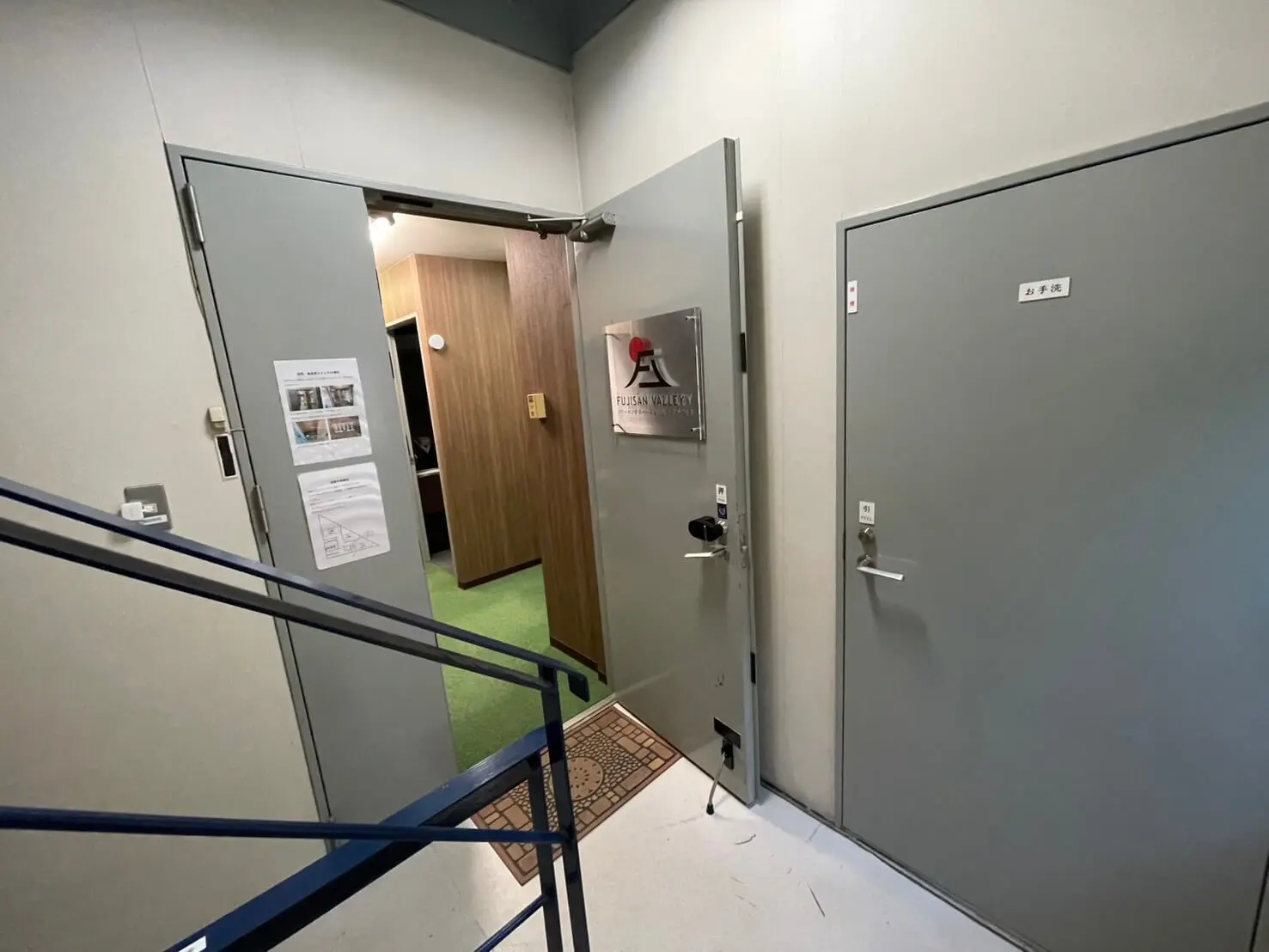 2階上がって左ドアが入口、右ドアがトイレです。