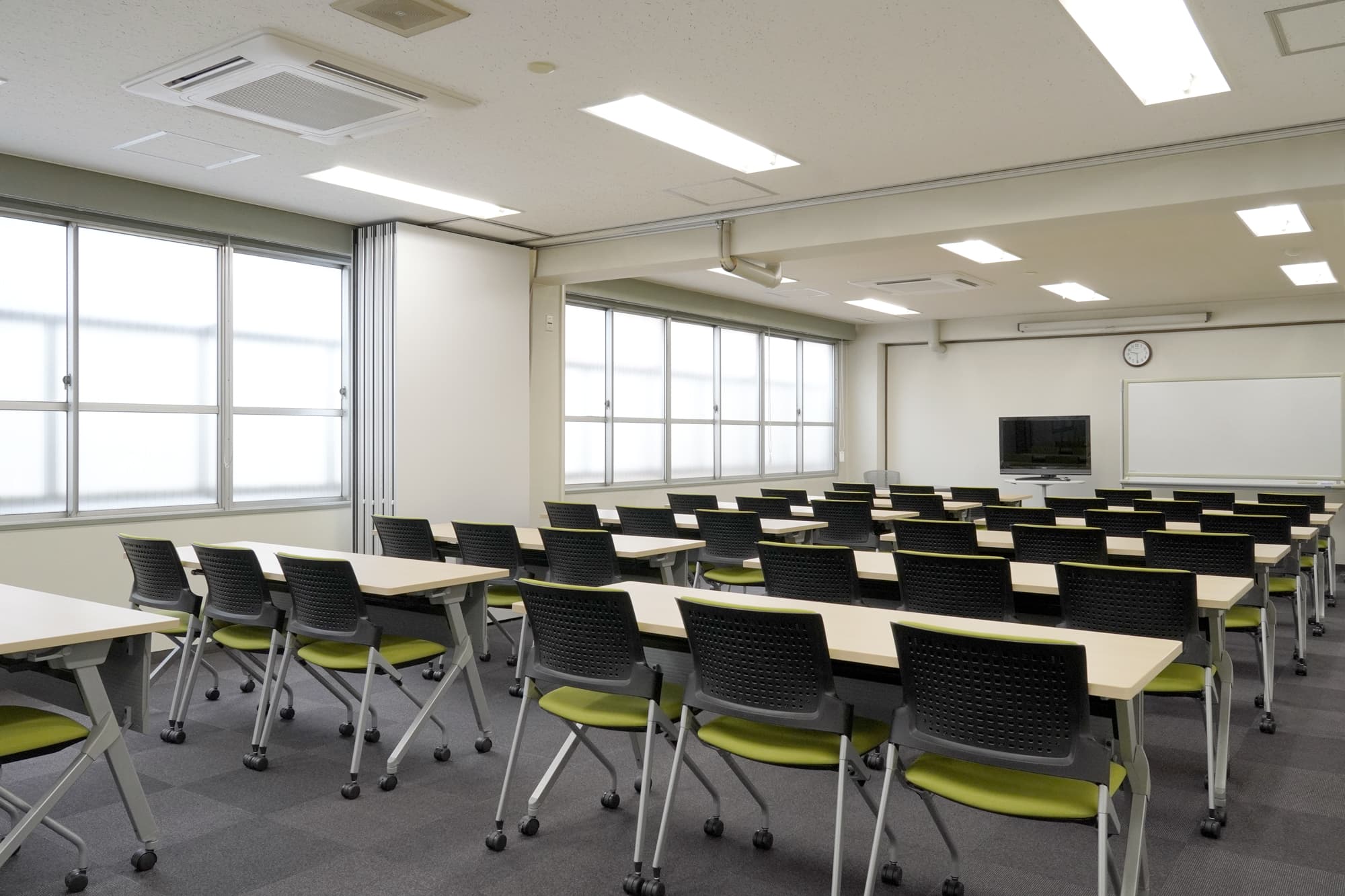 全面に広がる窓からの光で明るく開放的な会議室。セミナーや会議などにぴったりな会場です。※スクール形式 39名着席可能。