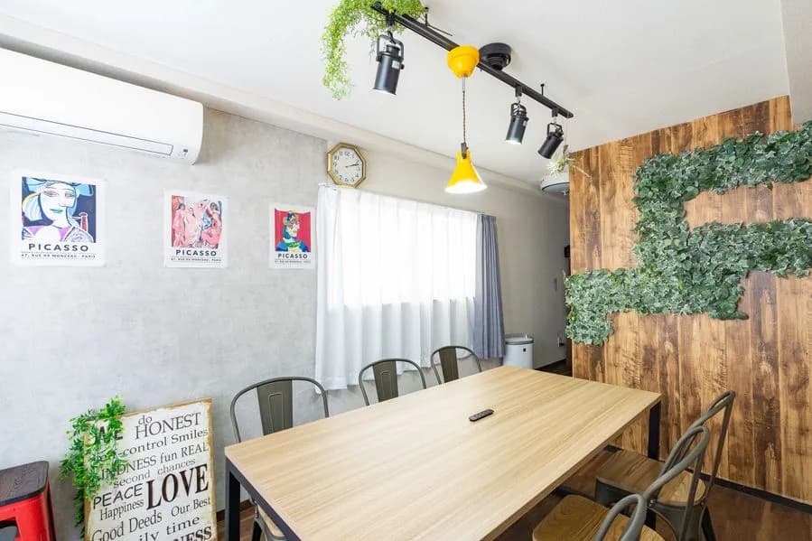 桜木町駅1分の貸会議室 クリエィティブを育むワークスペースの室内の写真