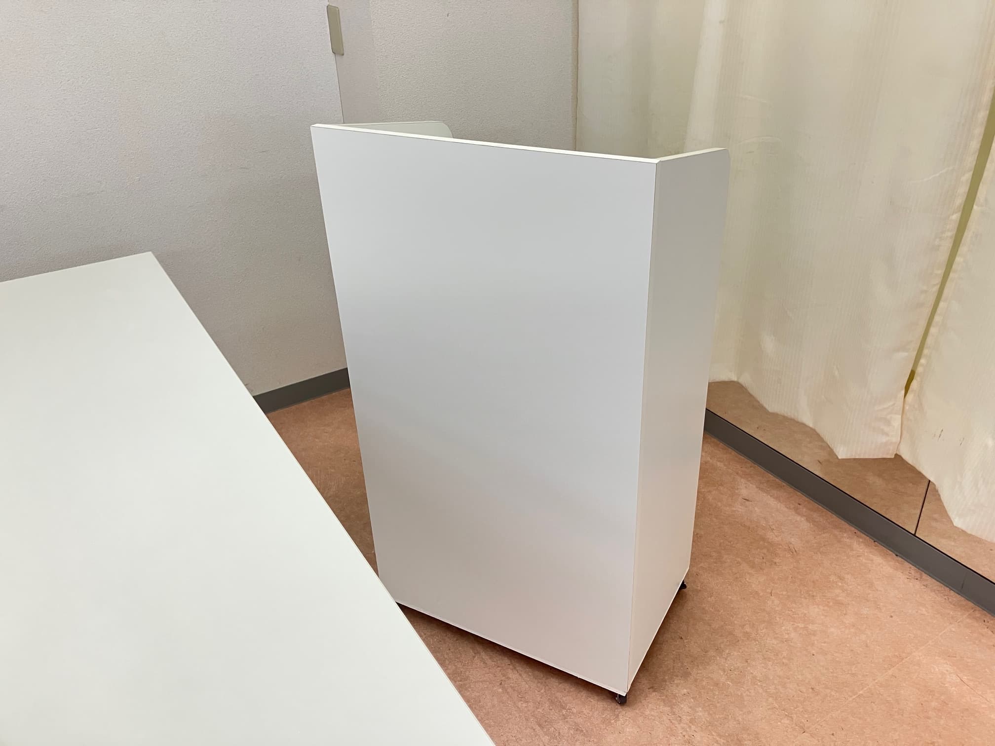 講演会、展示会などイベント会場のスピーチで使用する演台・司会台も無料で貸し出ししております。 パソコンや資料、荷物を置くのにとて