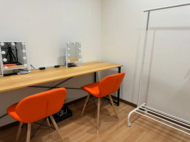 女優ミラー付きメイクルーム完備