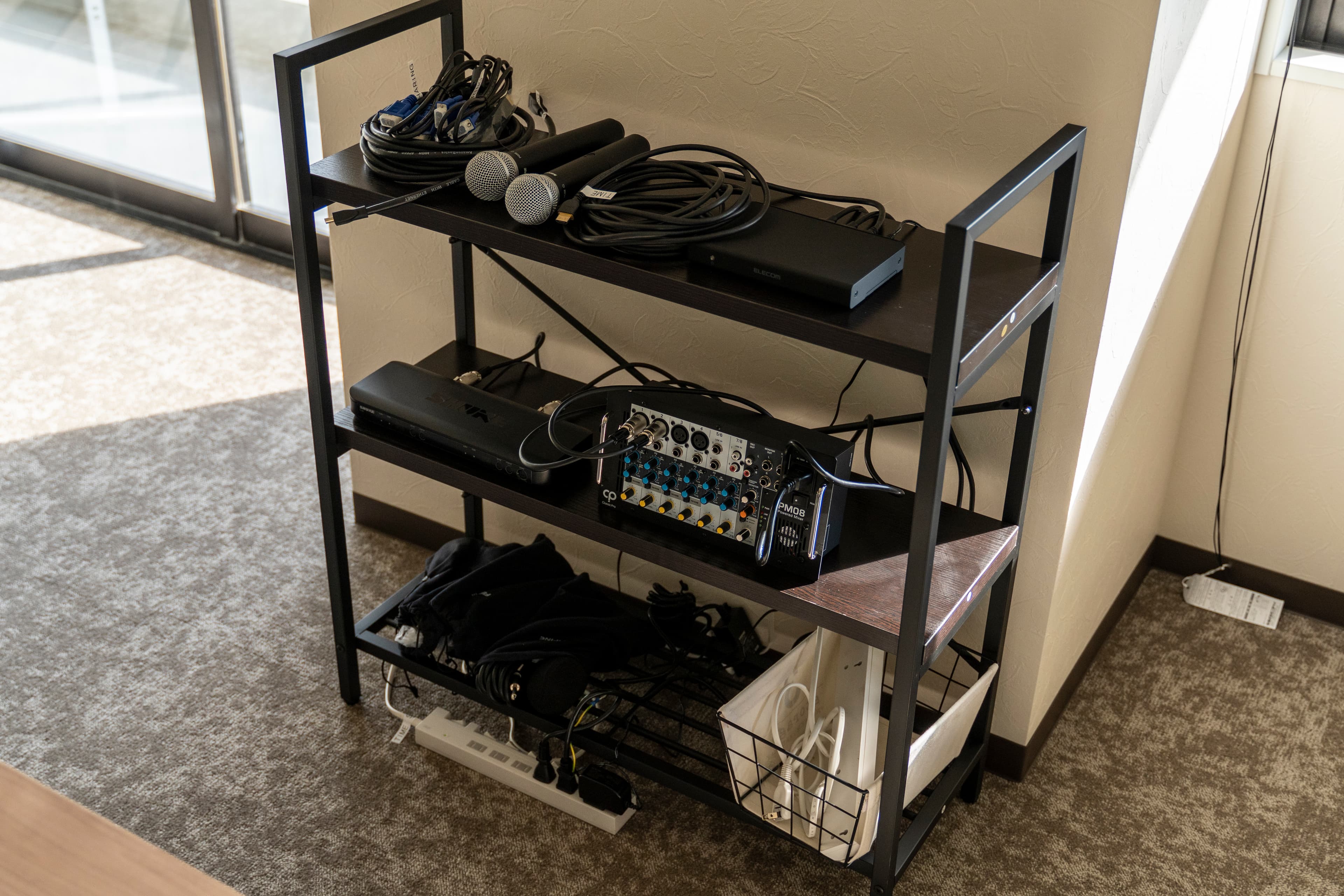 【延長コードやHDMI変換機などは室内の備品棚にご用意しております】