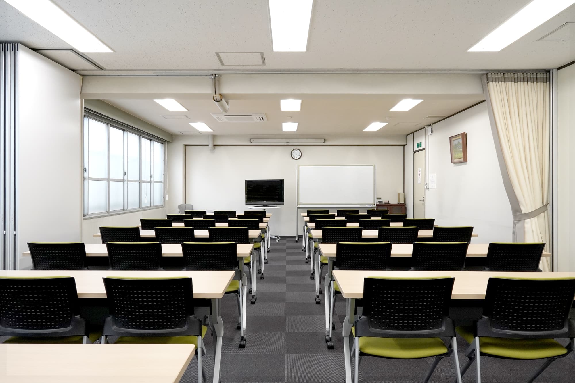 モニターやホワイドボード、またはプロジェクターが無料で使用できます。予約時にお申し付けください。※スクール形式 39名着席可能。