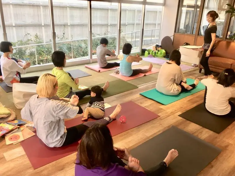 自然光の入る開放的で落ち着いた雰囲気