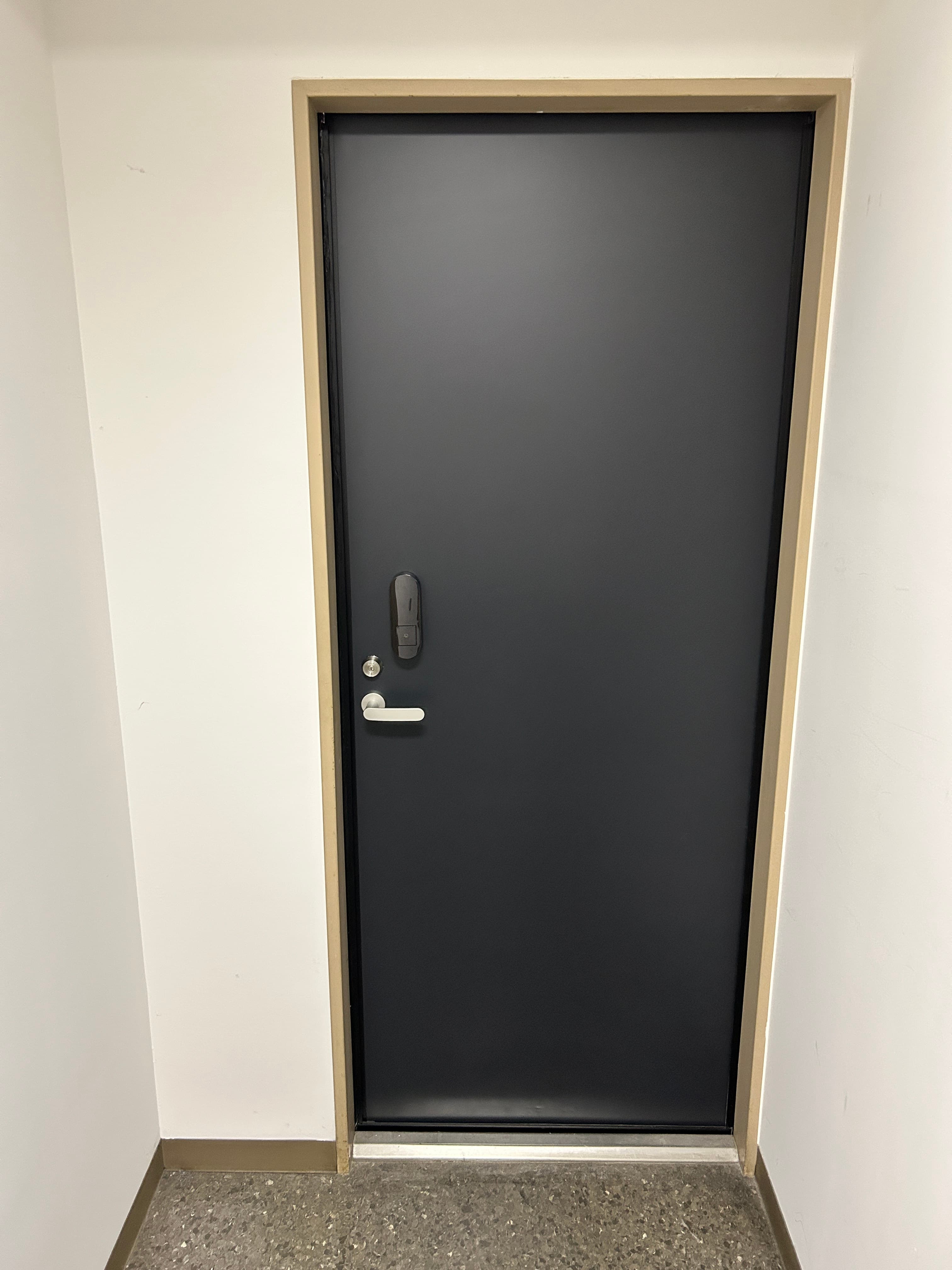 廊下のつきあたりまでお進みください。