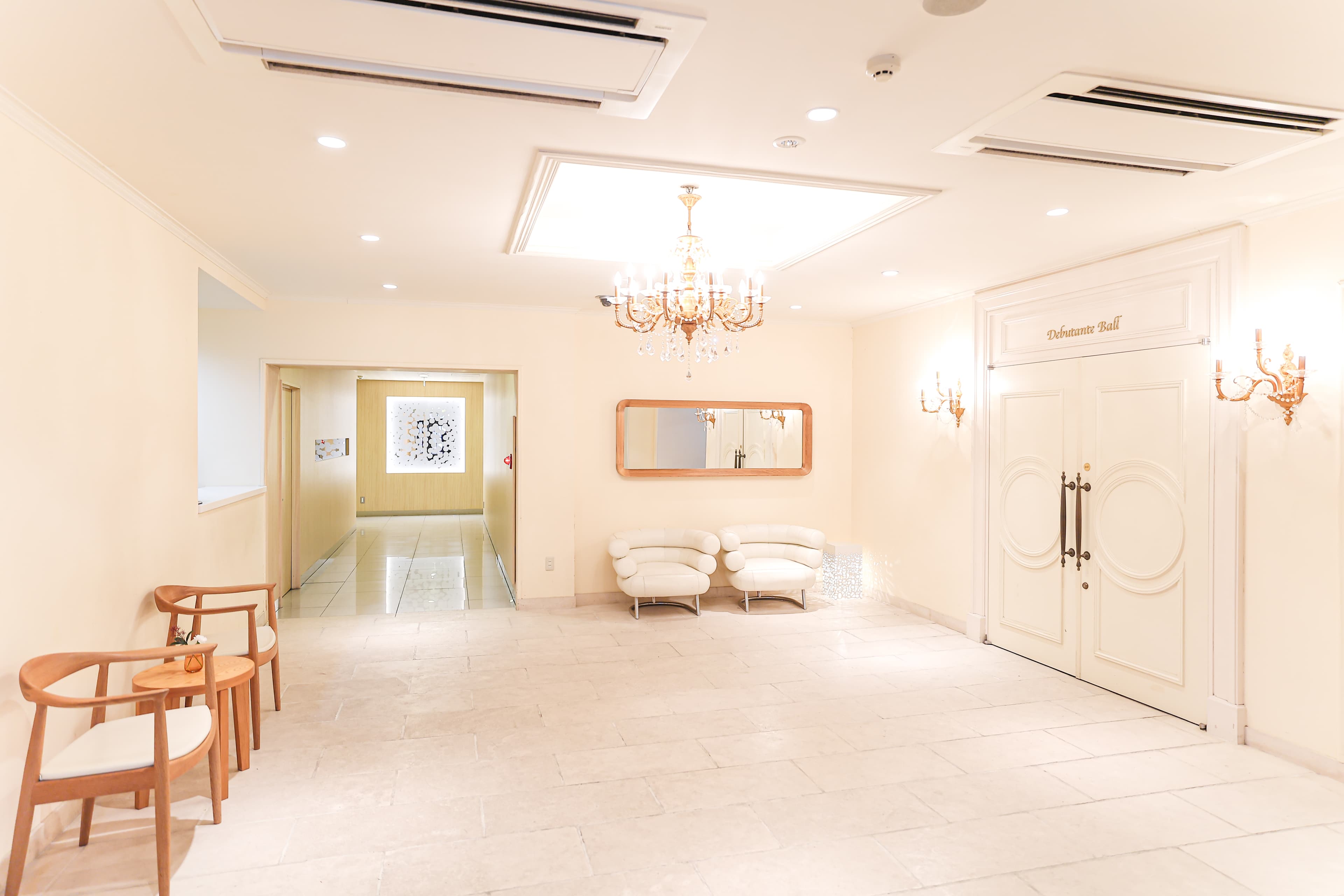 スタッフ常駐のエントランス|初めてのご来館でも安心の受付対応