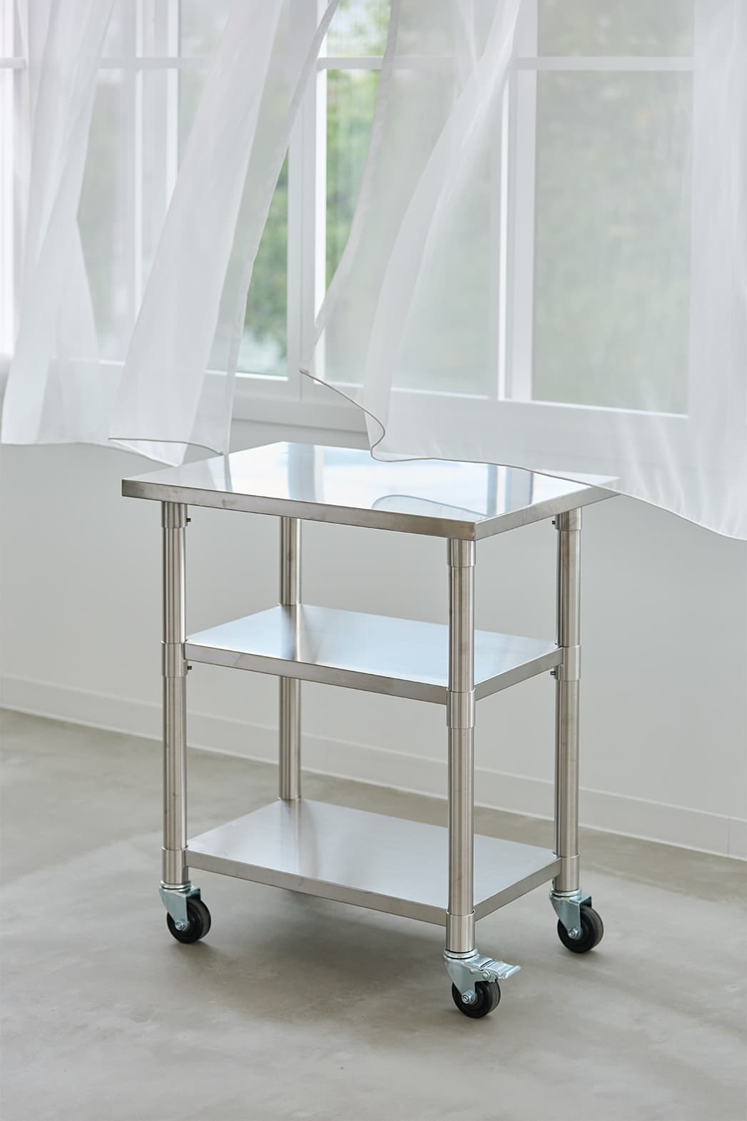 縁のないスチールワゴンです。メイク道具や小物などに