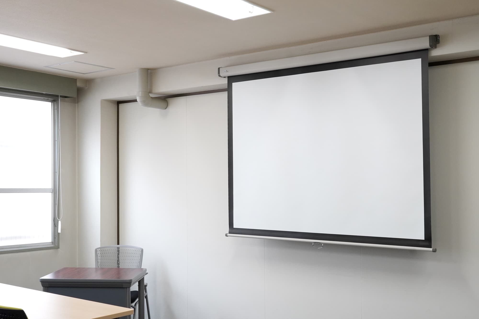 【第一会議室】をご利用の際には、スクリーンとプロジェクターが無料で使用できます。予約時にお申し付けください。