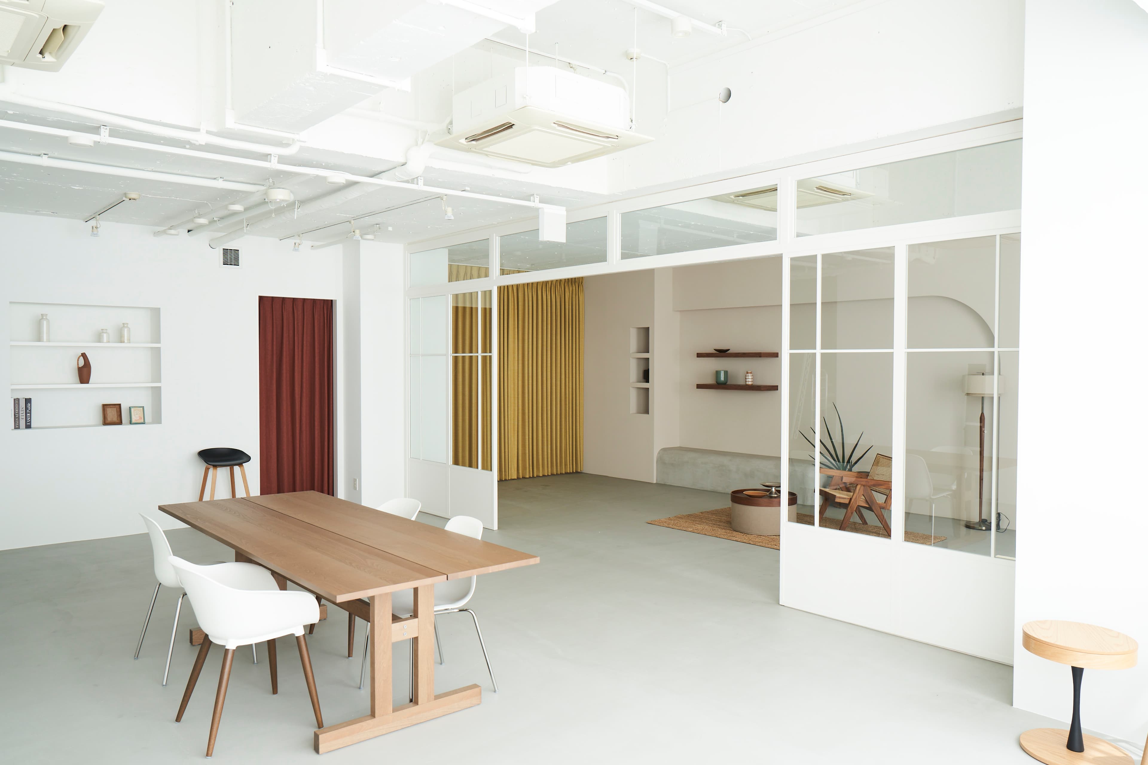 自然光の入るメインルーム